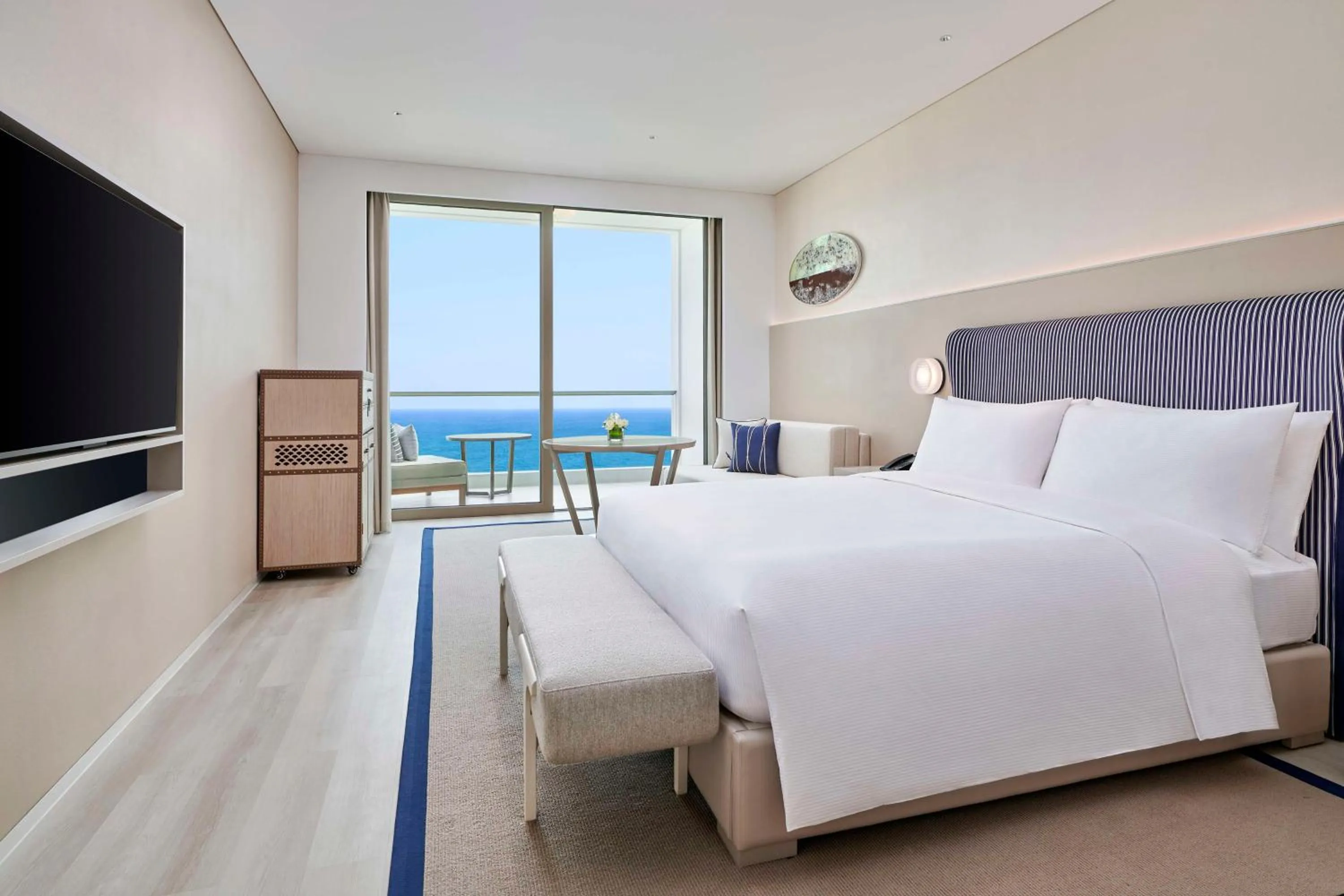 Living room, Bed in The Mermoon Resort Hainan Tufu Bay, Tapestry By Hilton