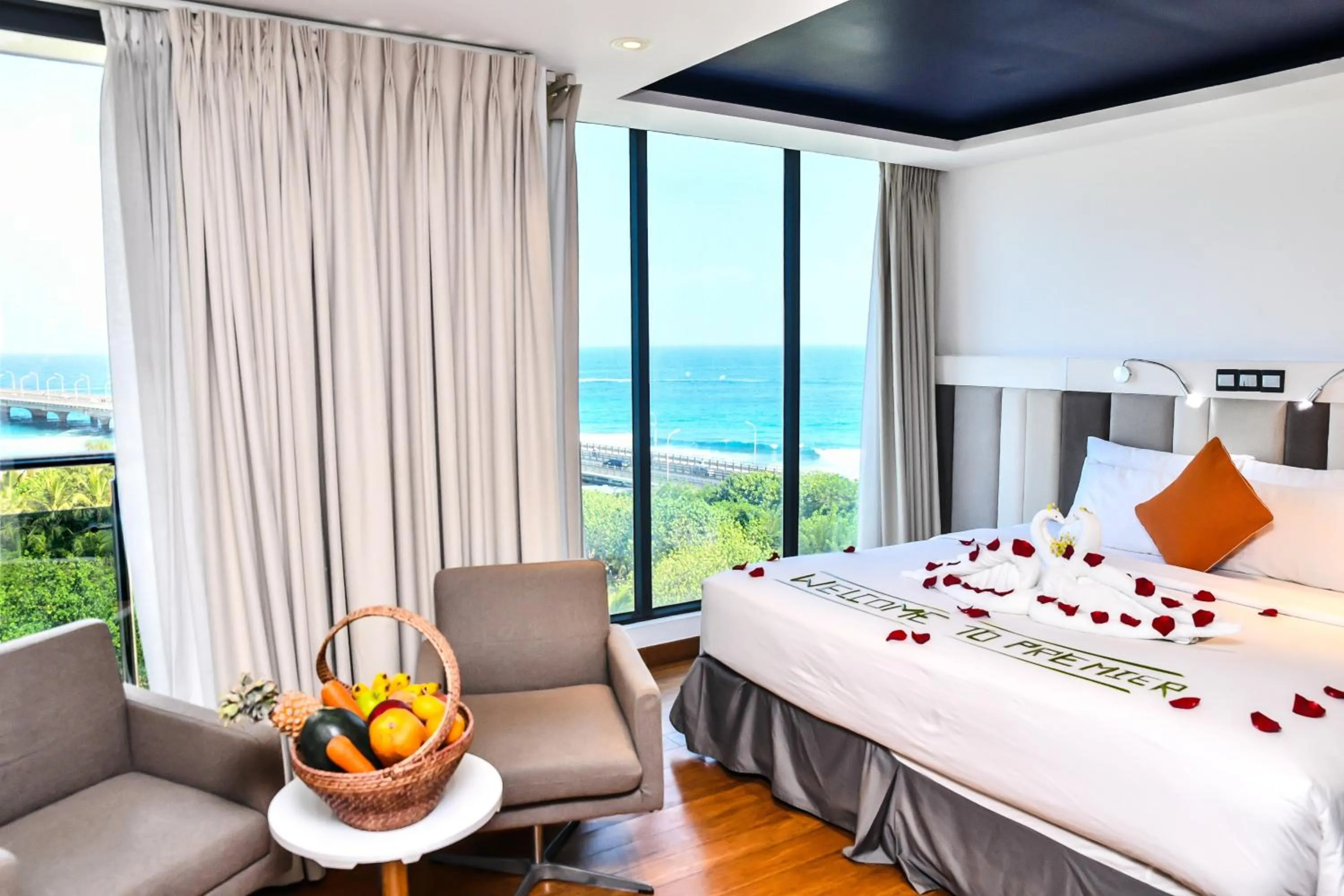 Seating area, Bed in Beehive Premier