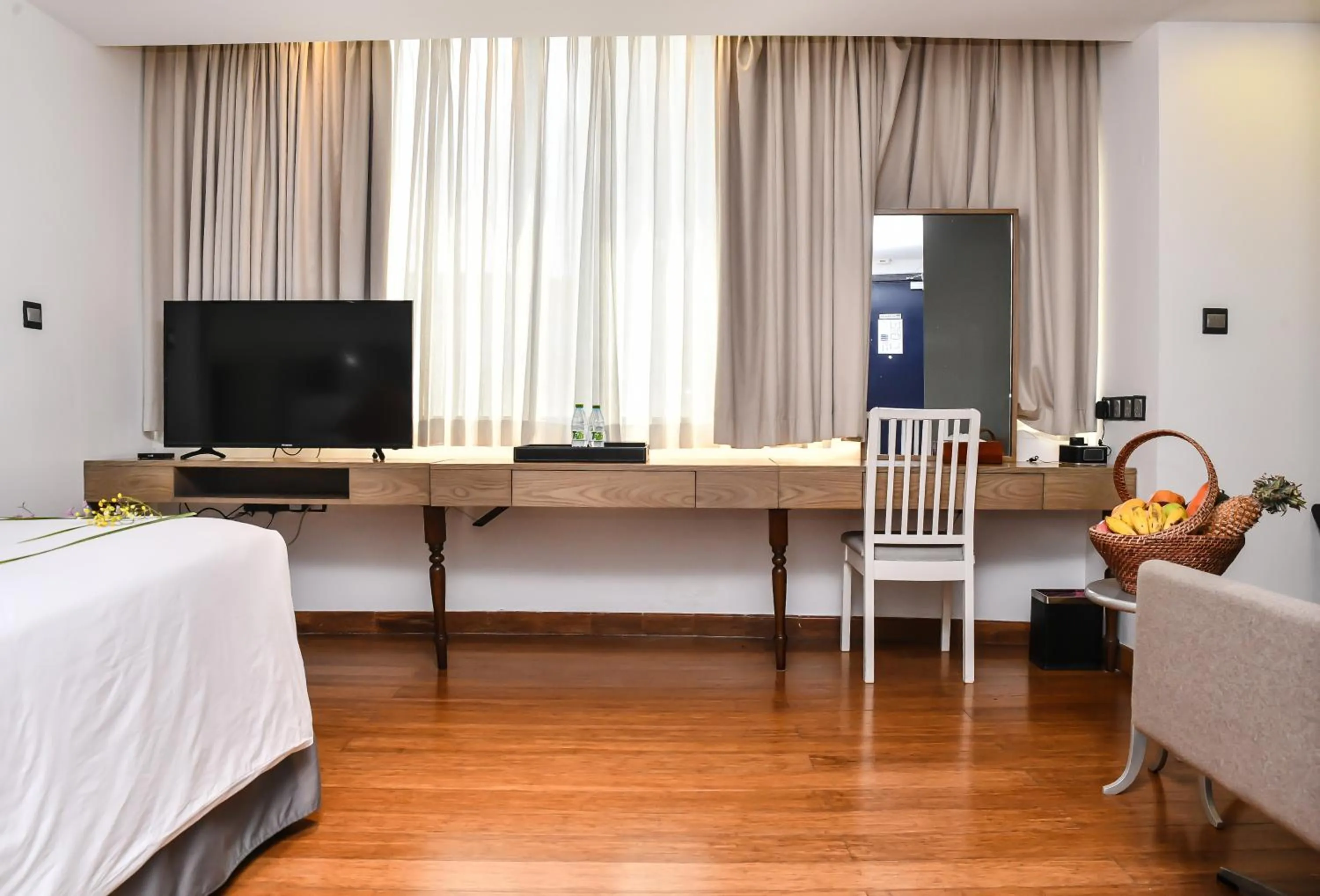 Communal lounge/ TV room, Bed in Beehive Premier