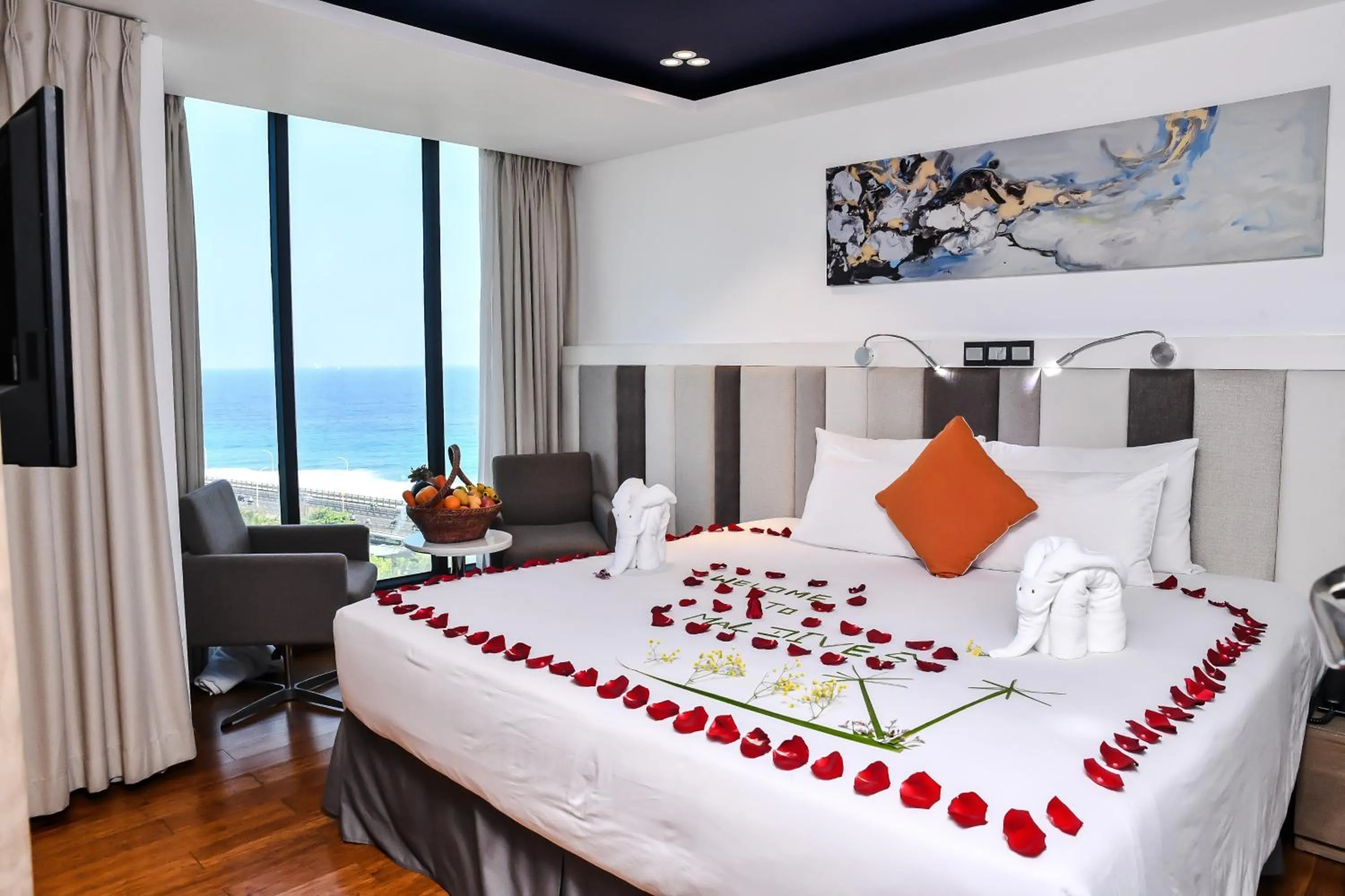 Bedroom, Bed in Beehive Premier