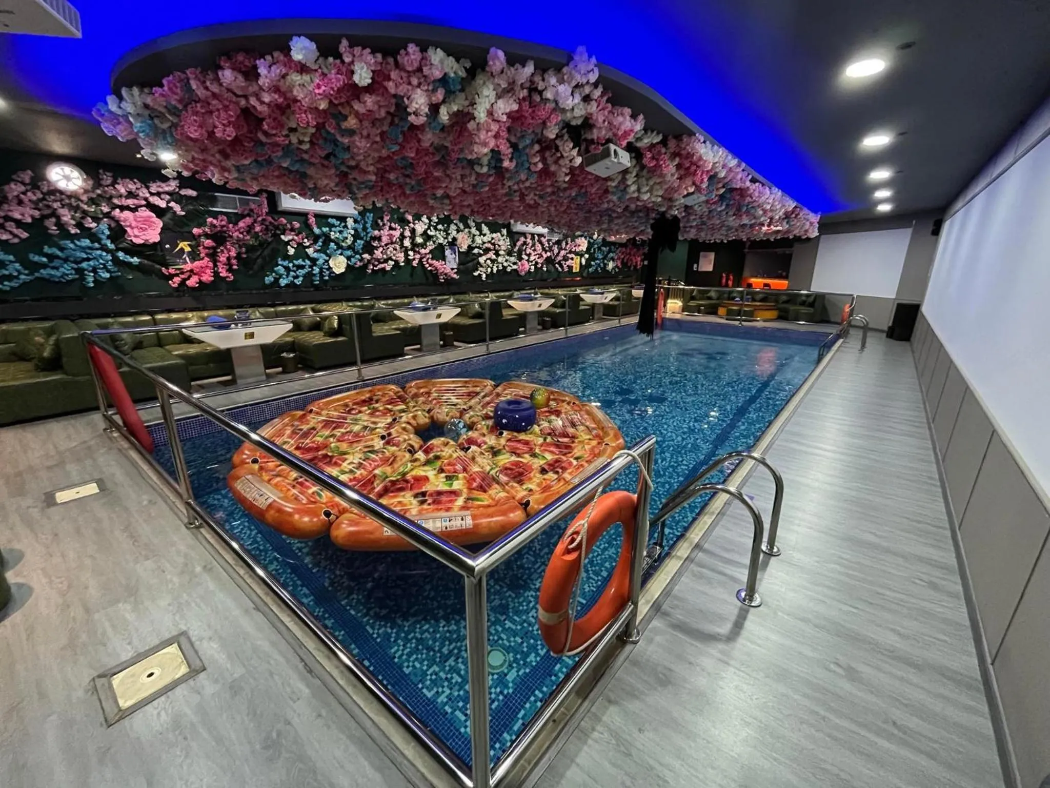 Swimming pool in Peony Hotel