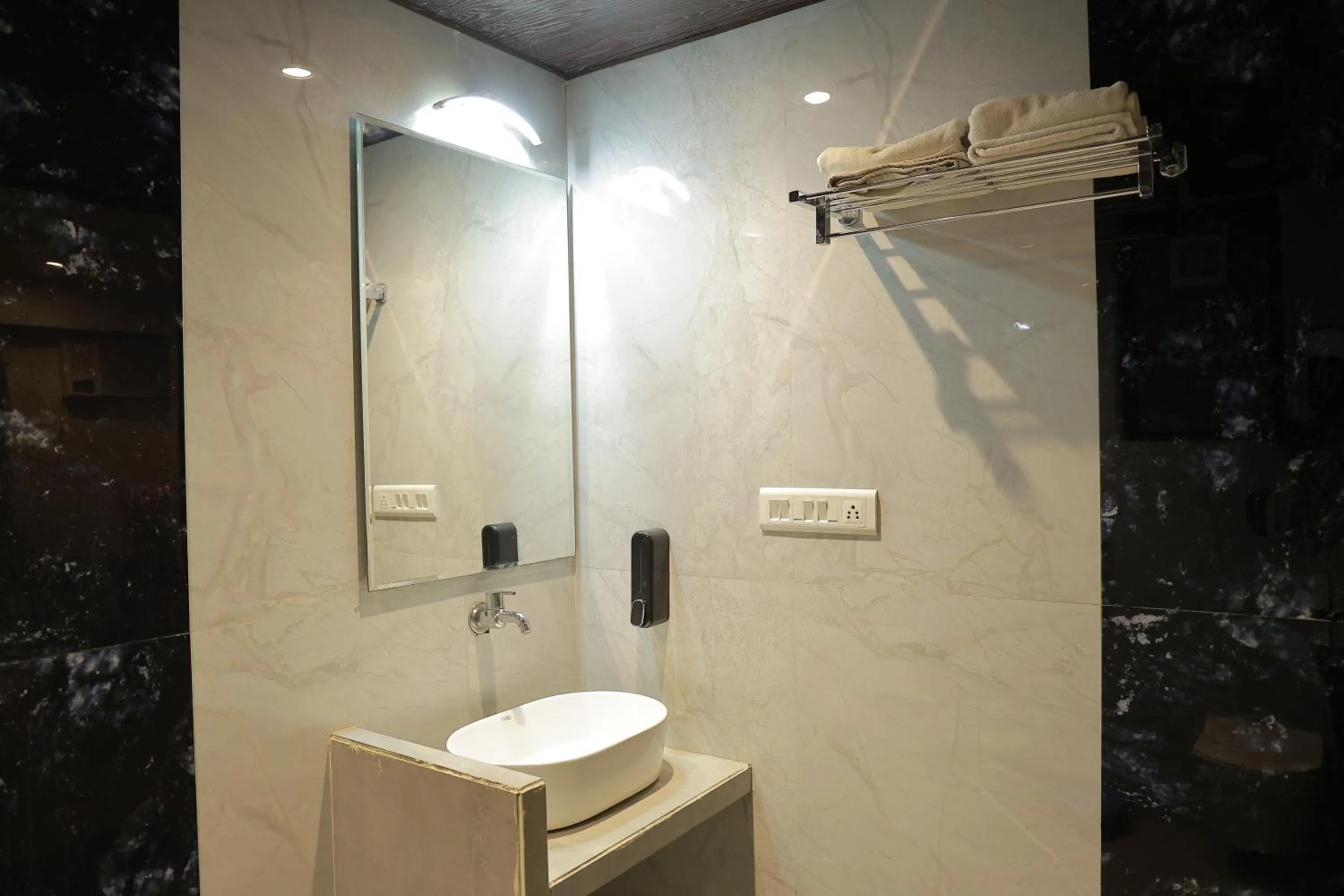 Bathroom in Hotel Sai Palkhi Niwara