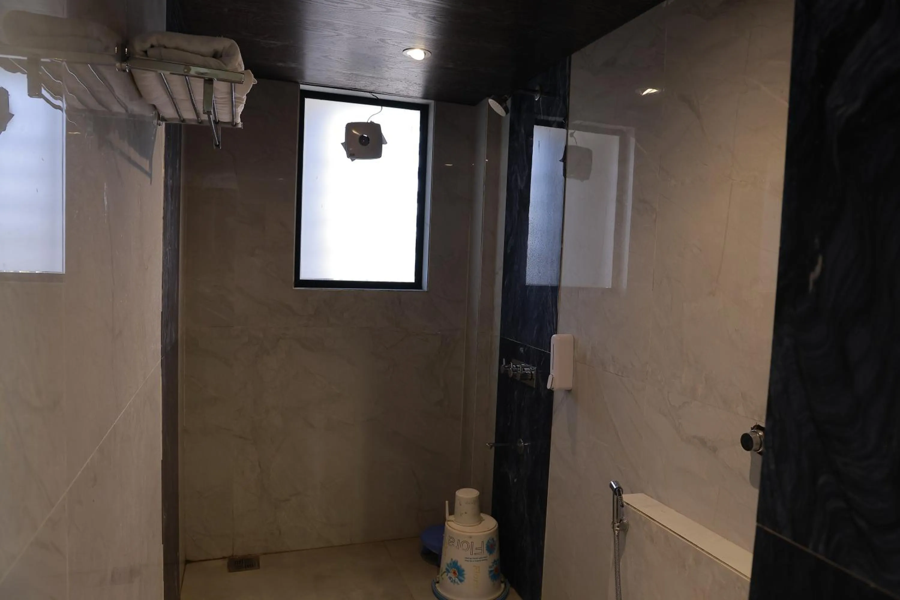 Bathroom in Hotel Sai Palkhi Niwara