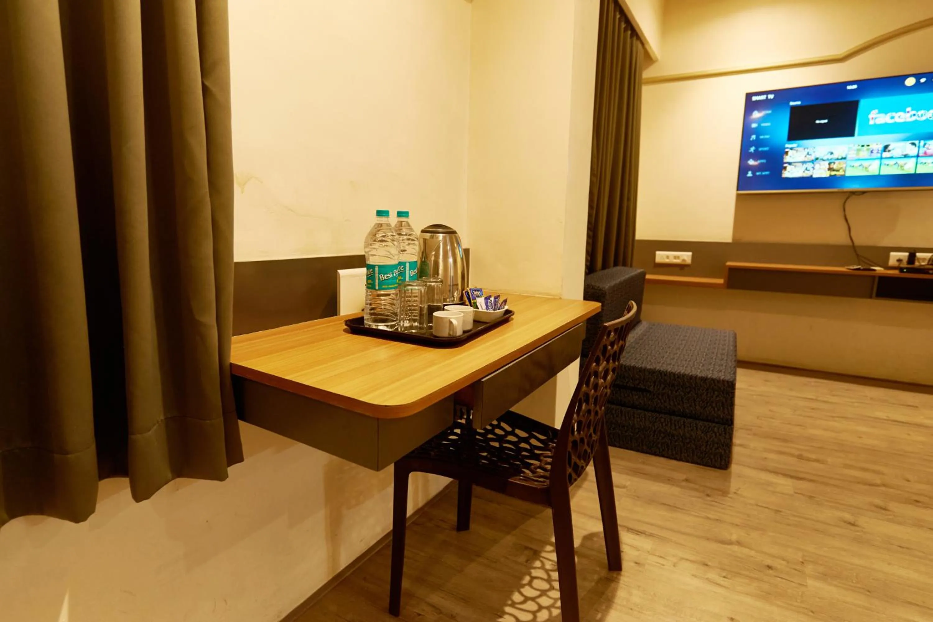 Coffee/tea facilities in Hotel Sai Palkhi Niwara