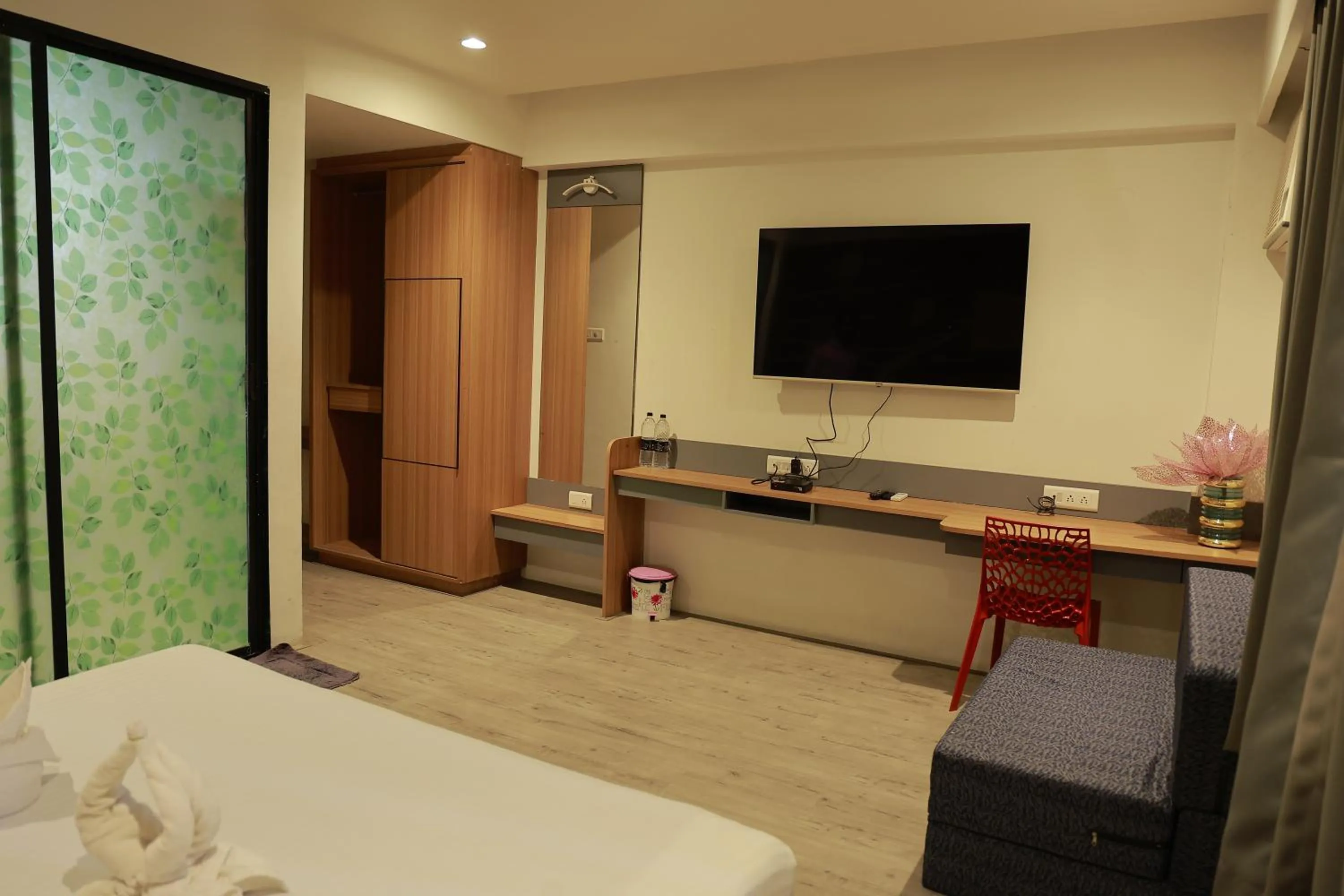 TV and multimedia in Hotel Sai Palkhi Niwara