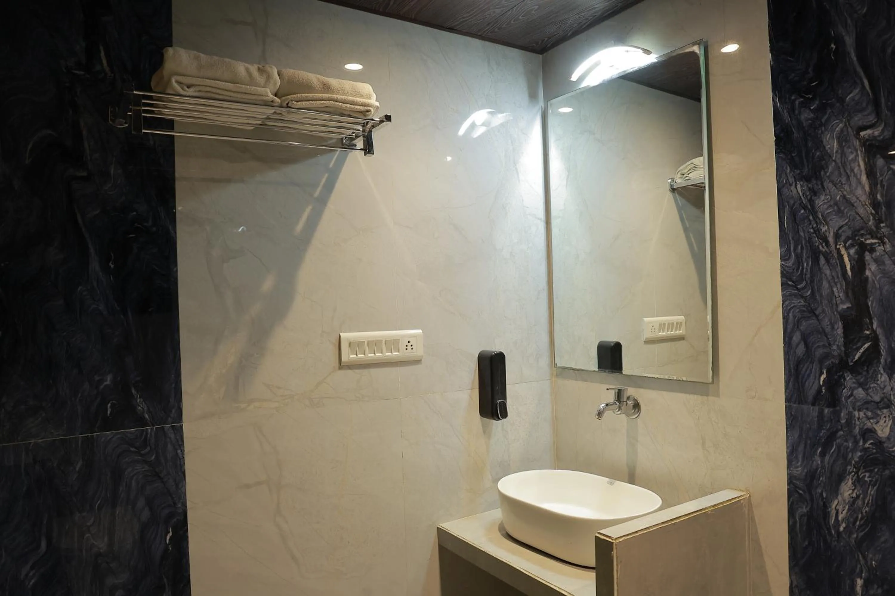 Bathroom in Hotel Sai Palkhi Niwara