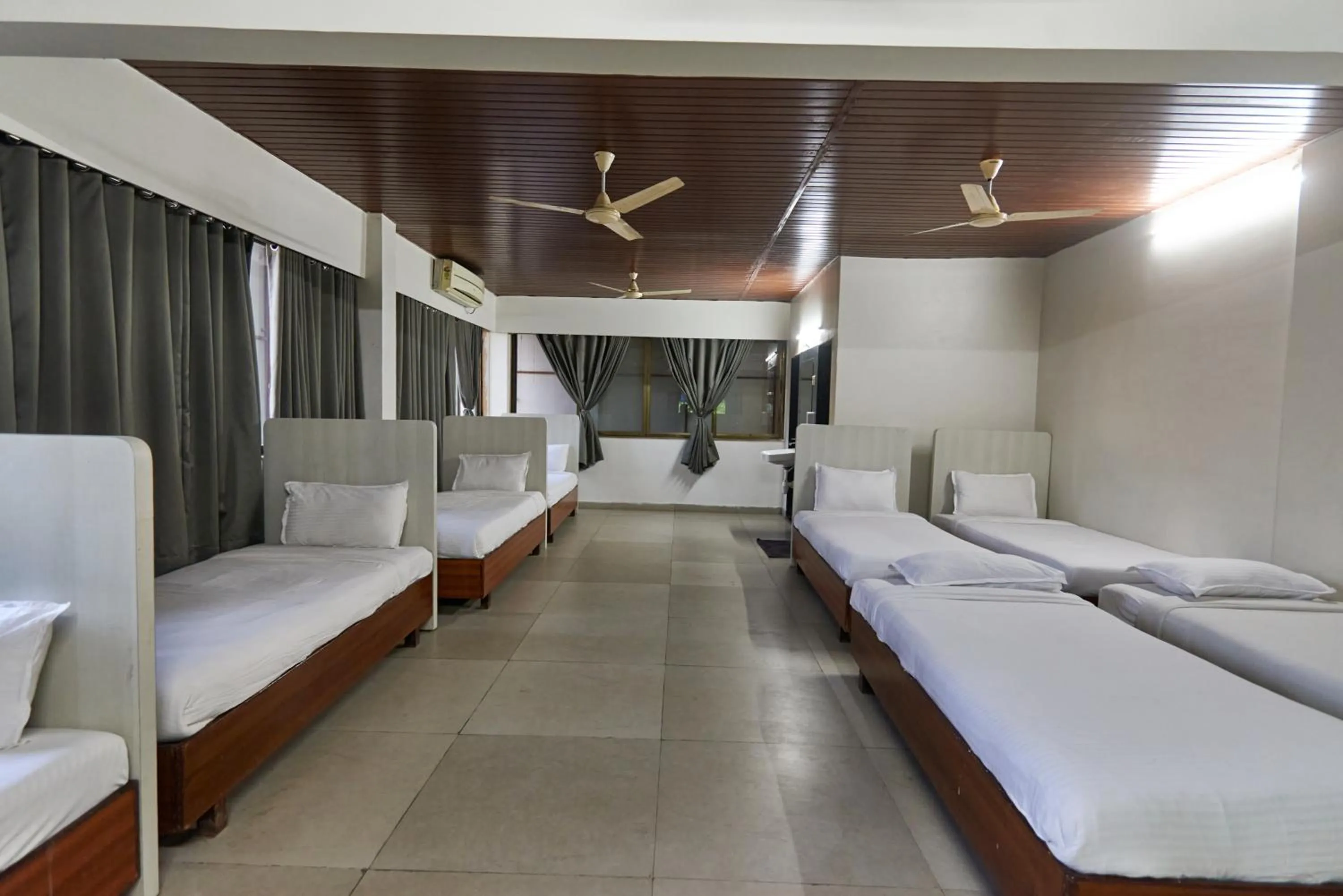 Bed in Hotel Sai Palkhi Niwara