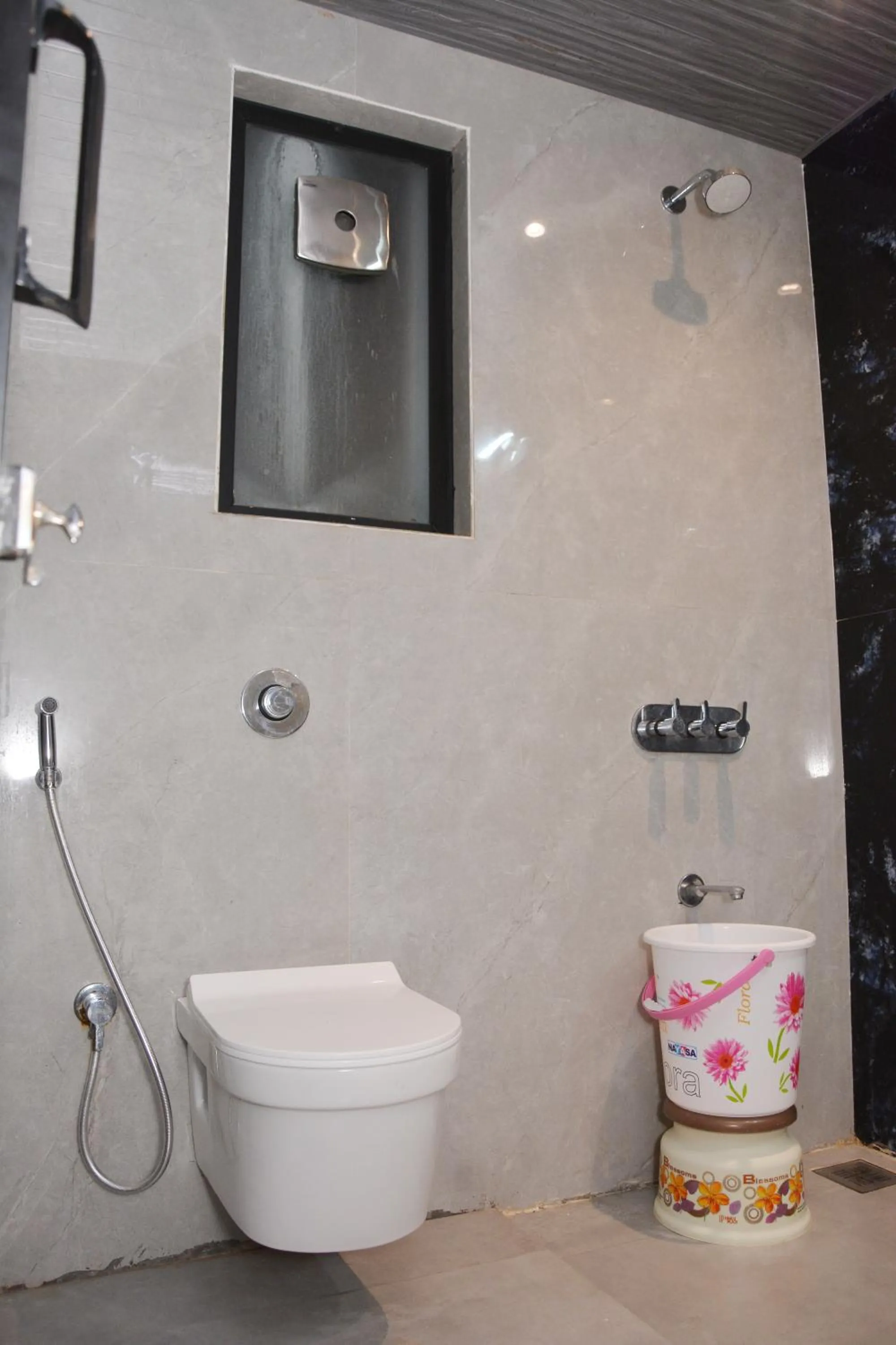 Shower in Hotel Sai Palkhi Niwara