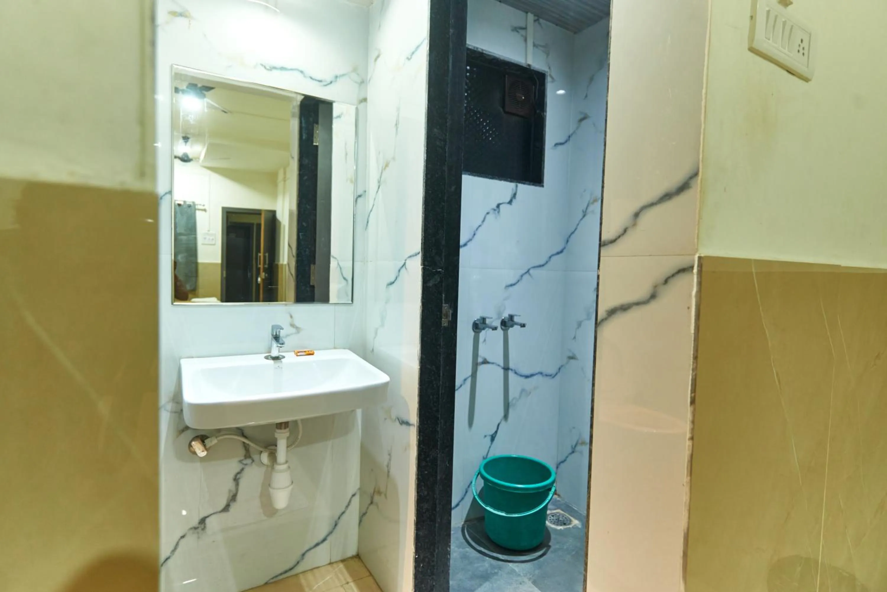 Bathroom in Hotel Sai Palkhi Niwara