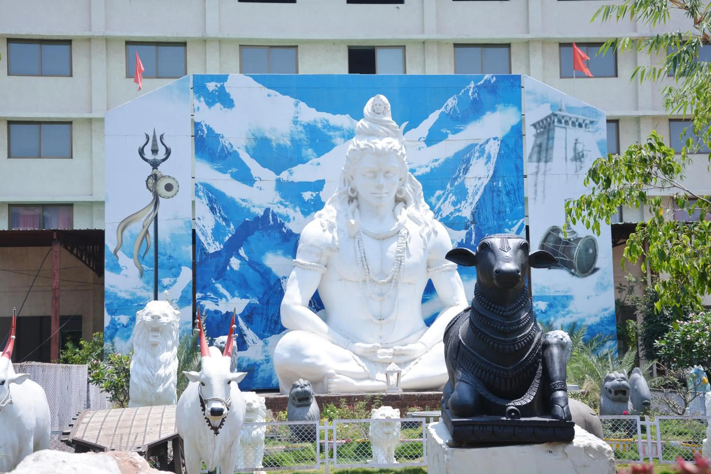 Garden view in Hotel Sai Palkhi Niwara