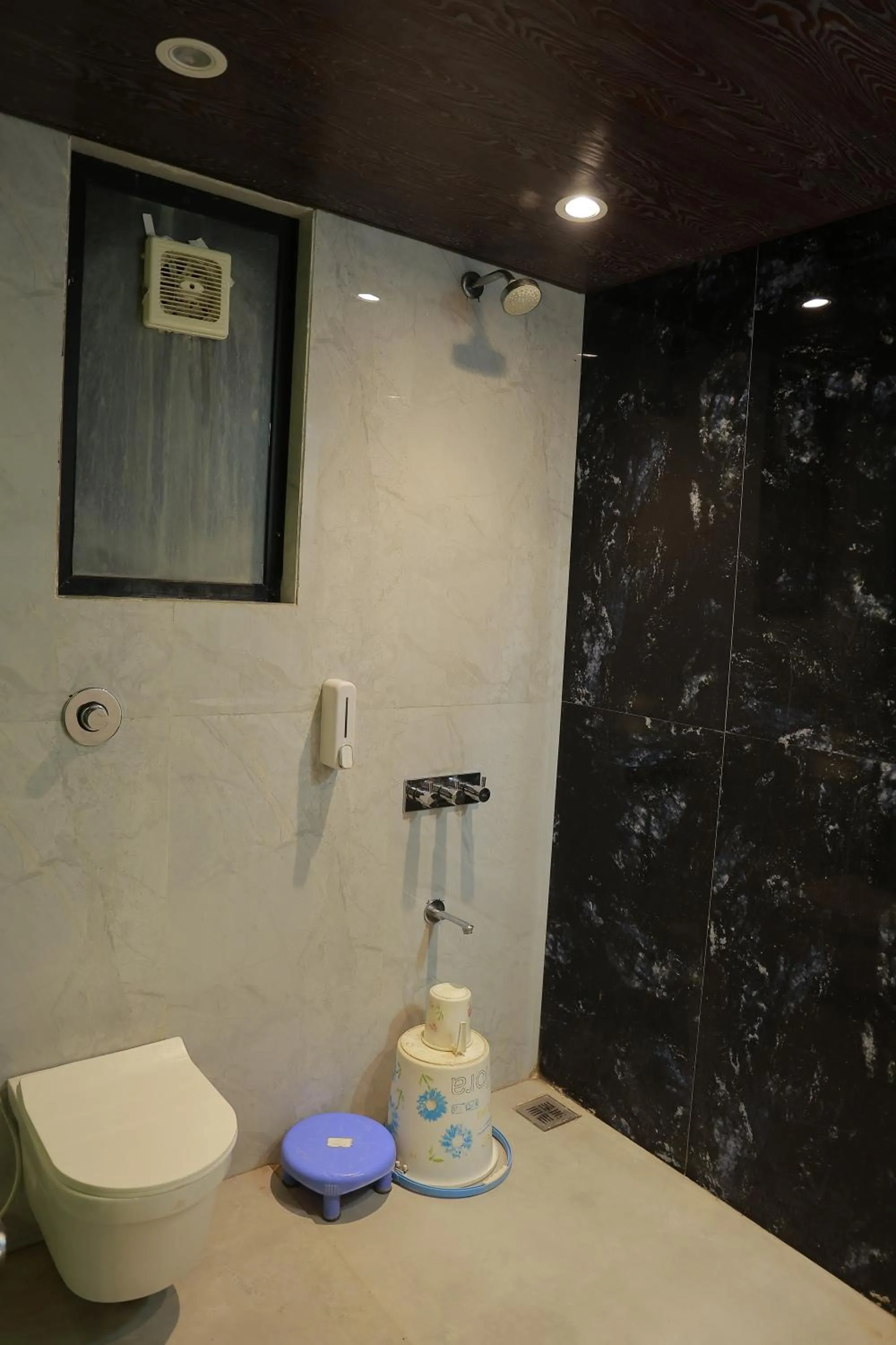 Bathroom in Hotel Sai Palkhi Niwara