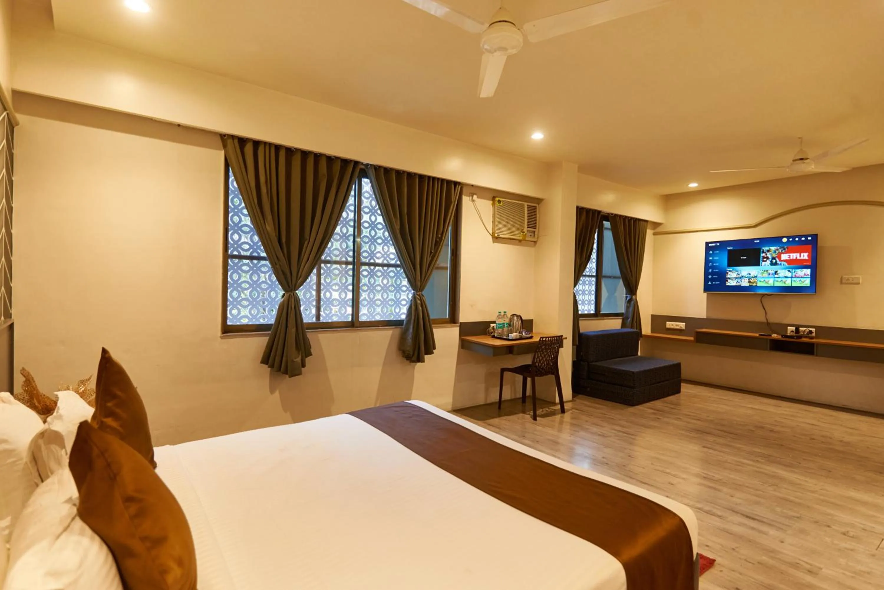 Photo of the whole room, Bed in Hotel Sai Palkhi Niwara