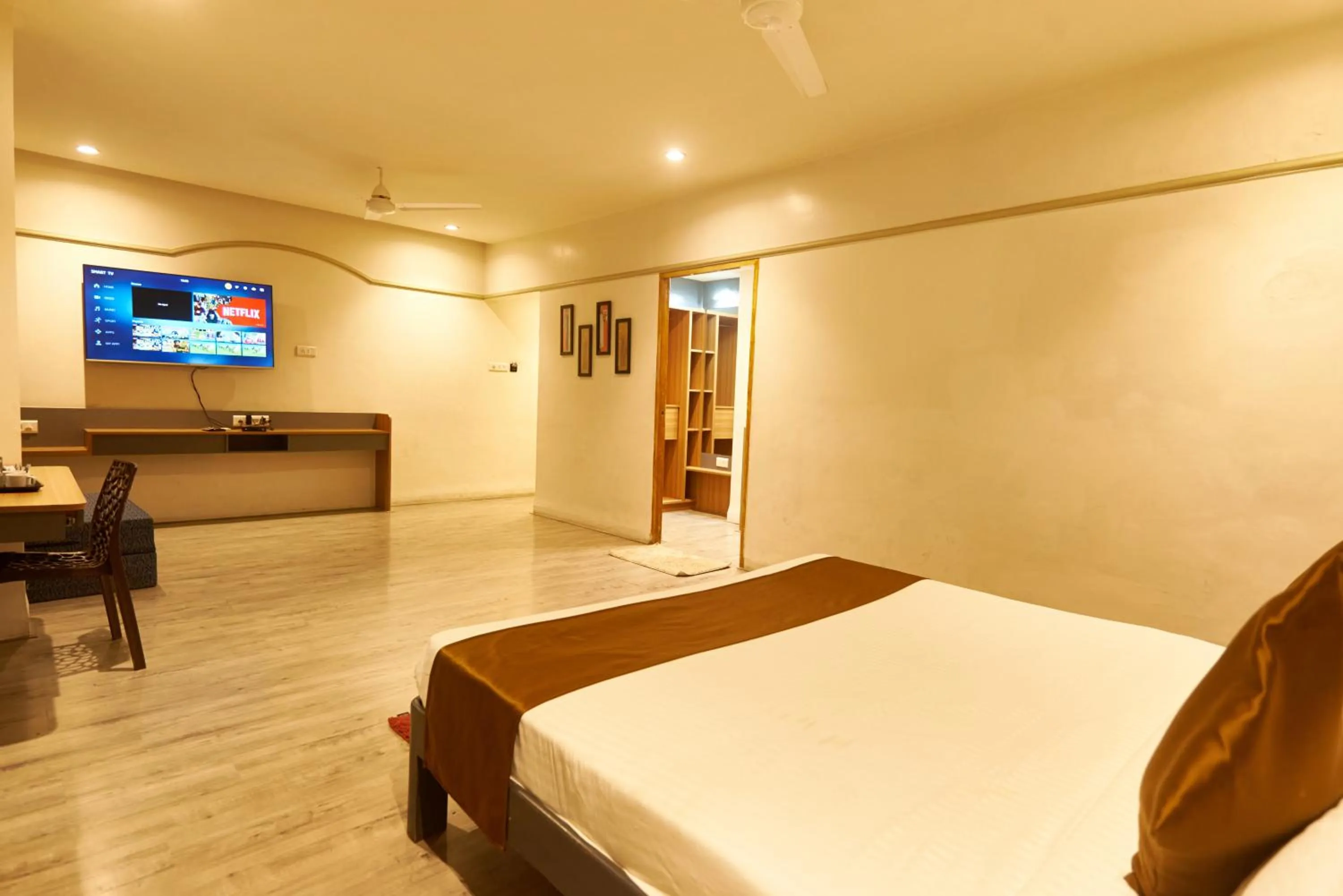 Photo of the whole room, Bed in Hotel Sai Palkhi Niwara