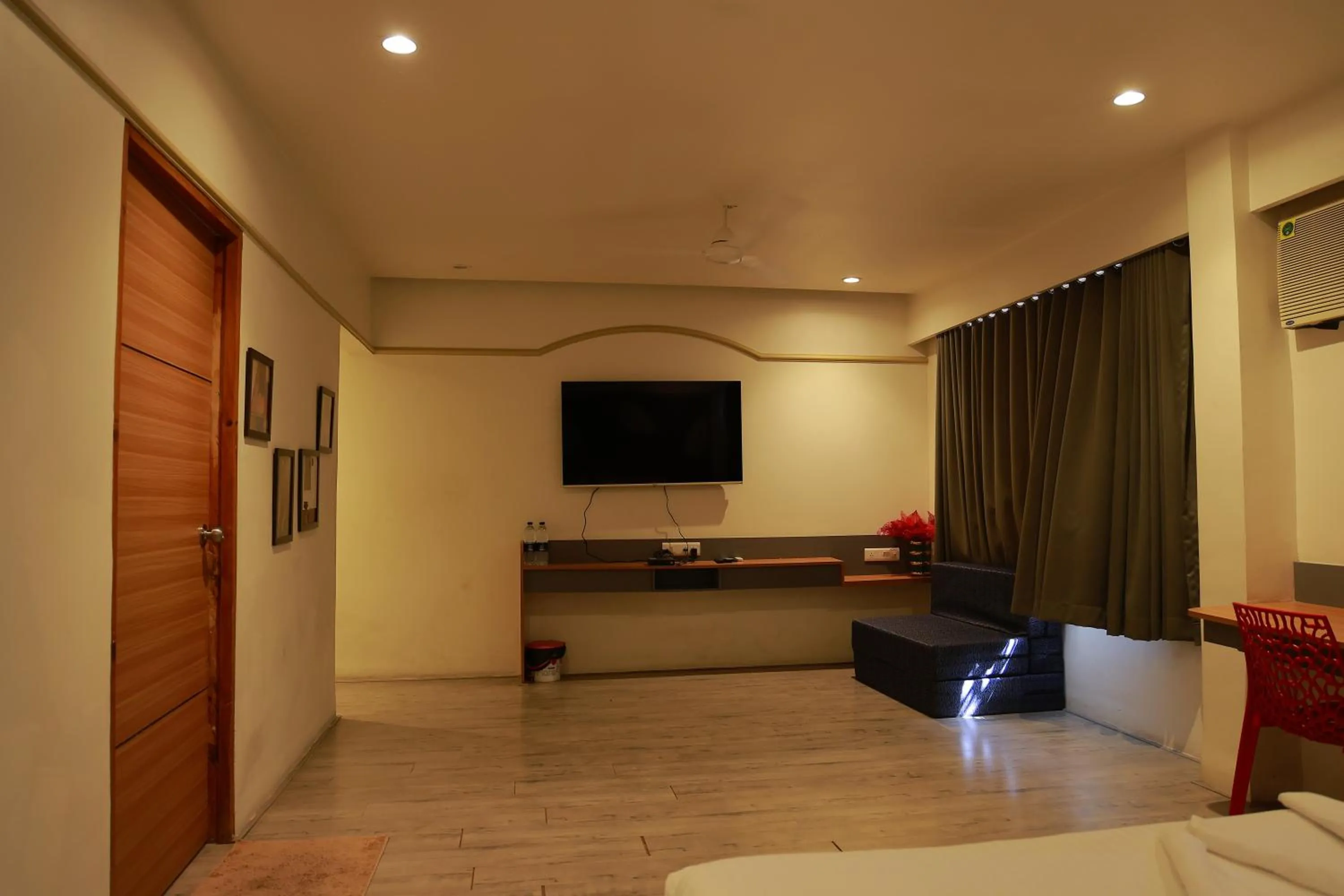 TV and multimedia, Bed in Hotel Sai Palkhi Niwara