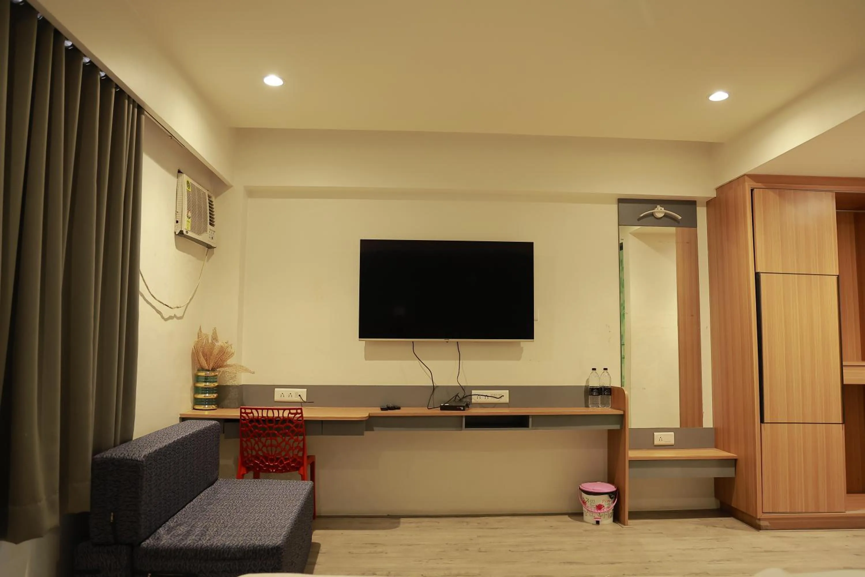 TV and multimedia in Hotel Sai Palkhi Niwara