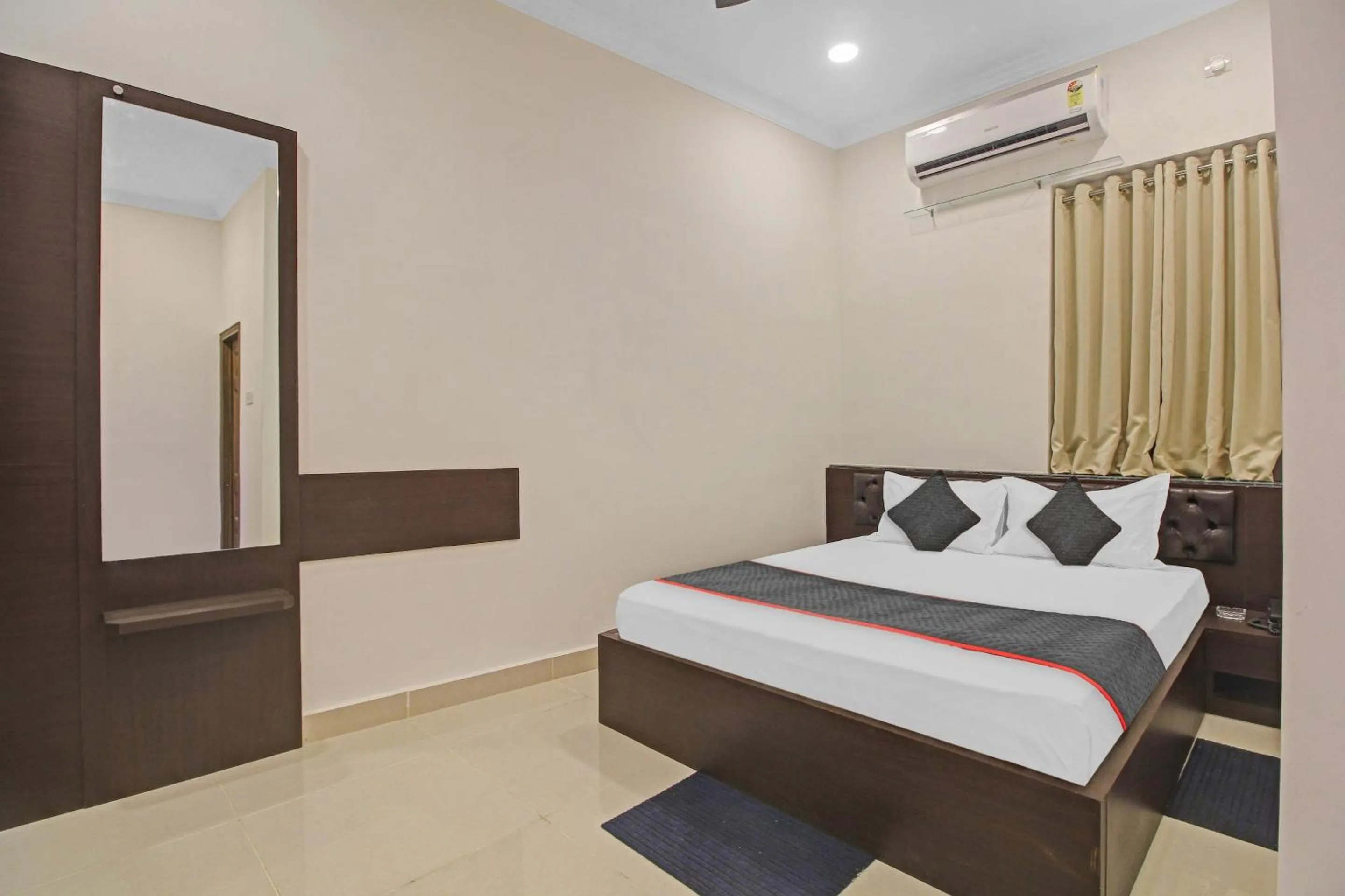 Bedroom, Bed in Super Townhouse Centre Point Inn Near Esplanade Metro Station