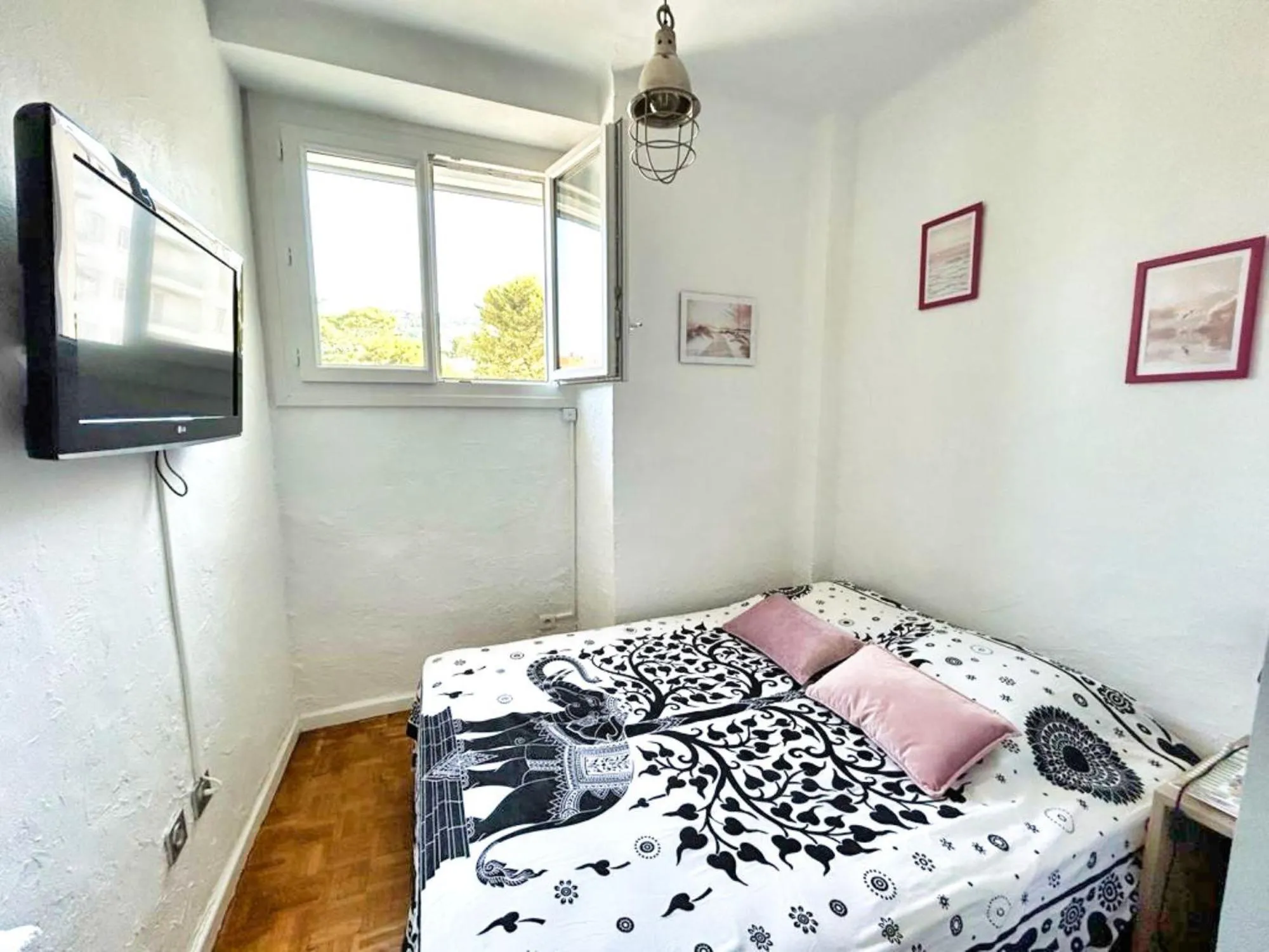 Bed in Ref SELV -Palmes d'Or Properties