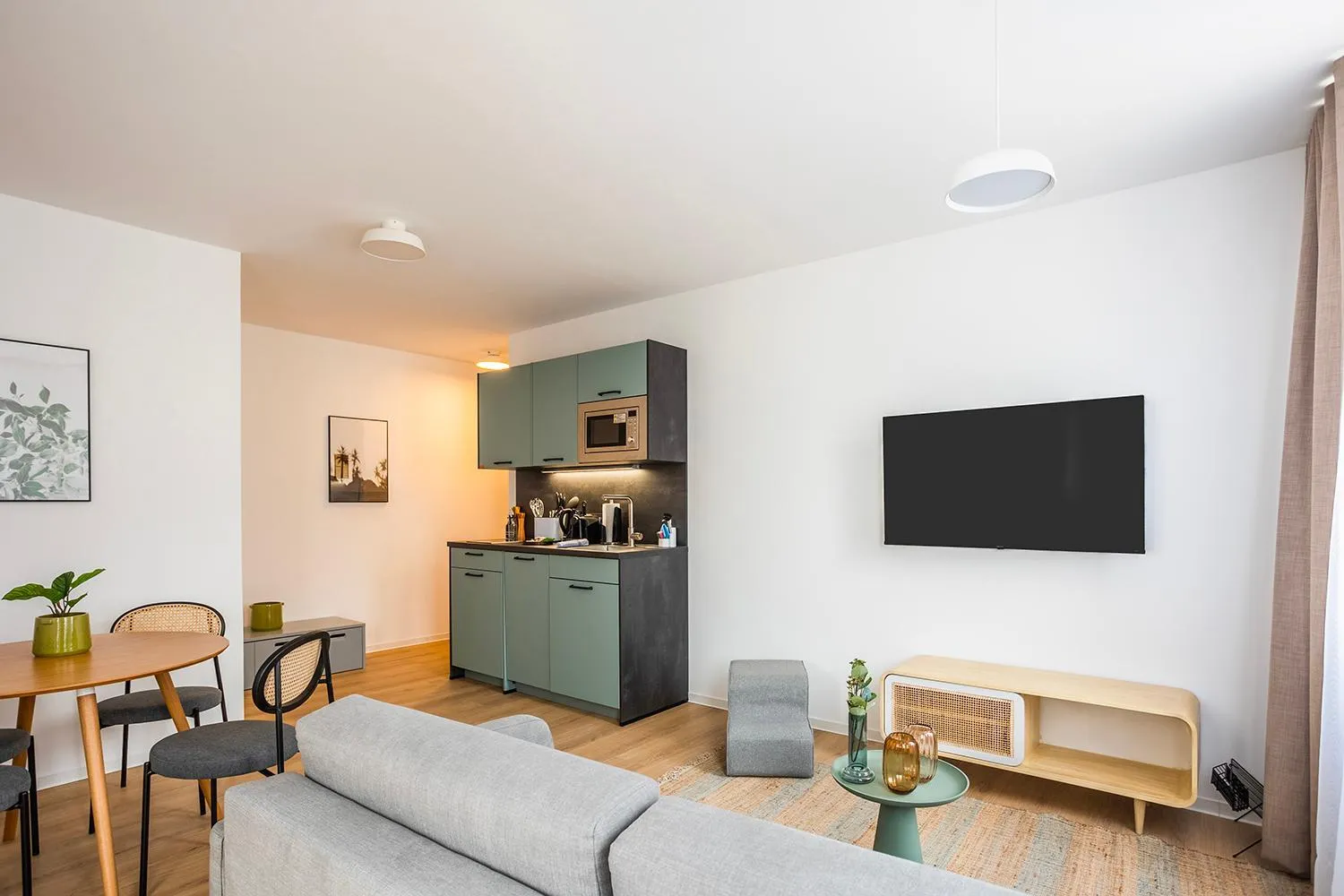 TV and multimedia in Limehome Villach Hauptplatz