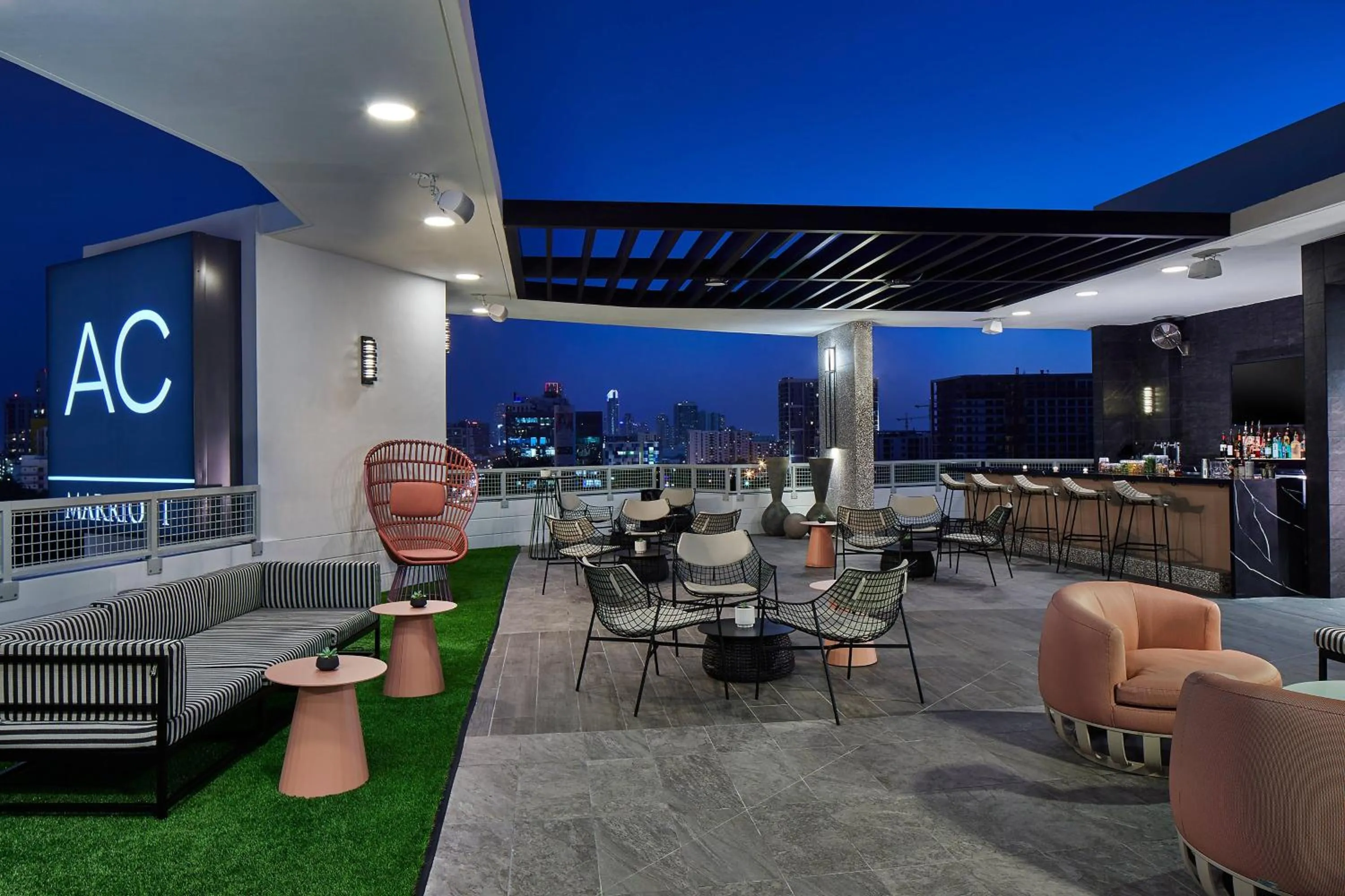 Lounge or bar in AC Hotel Miami Wynwood