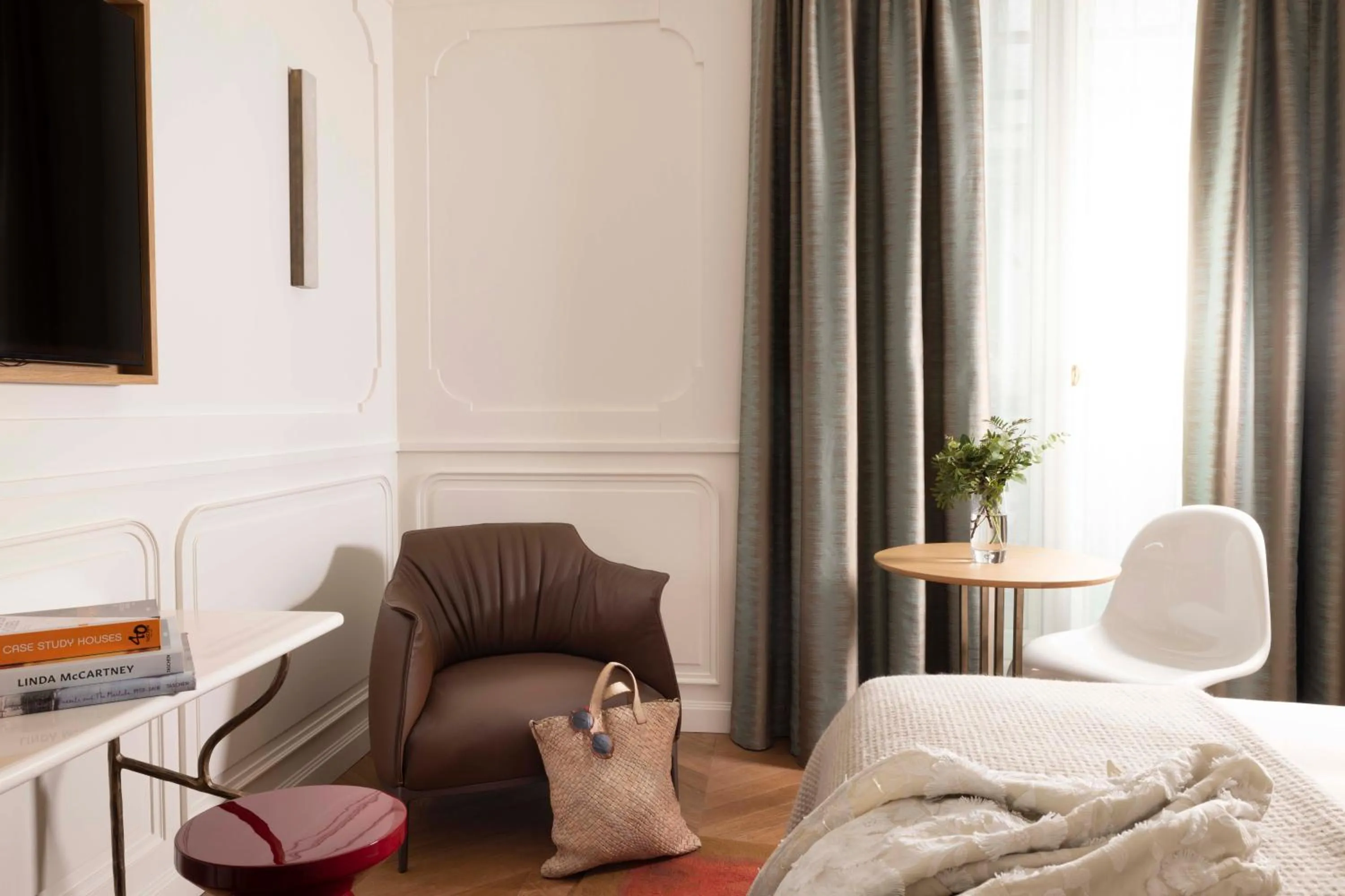 Seating area, Bed in Villa-des-Prés