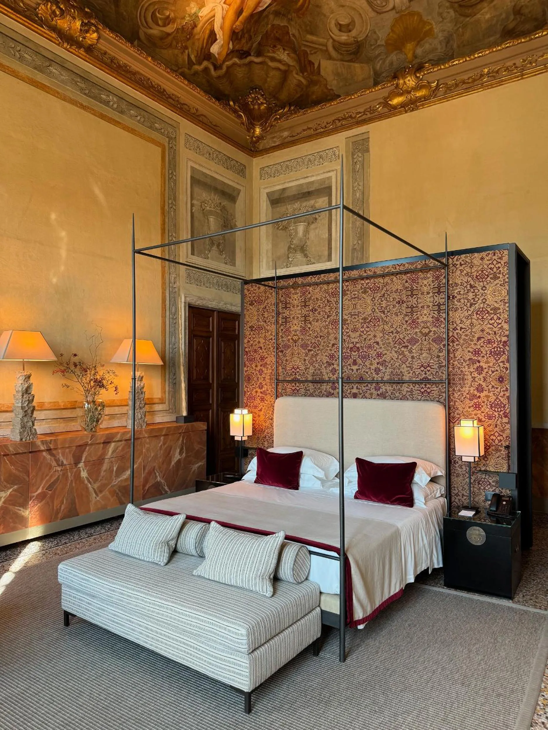 Bed in Hotel Palazzo Durazzo Suites