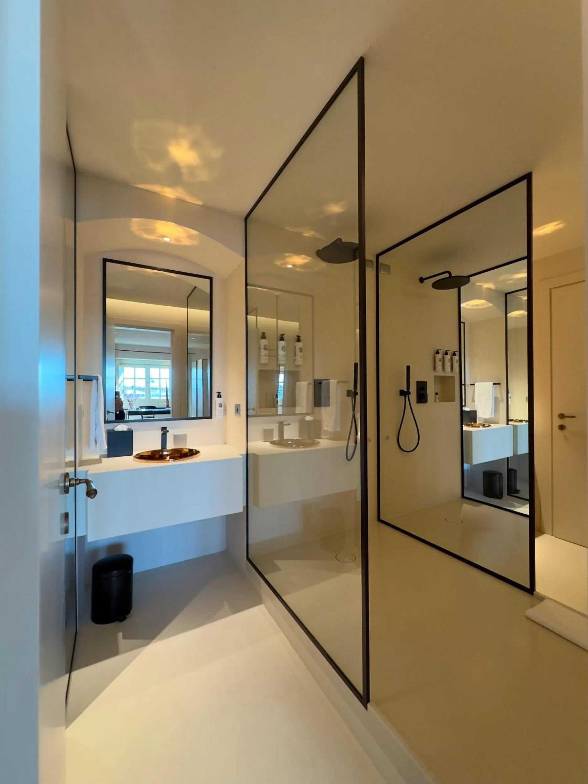 Shower in Hotel Palazzo Durazzo Suites