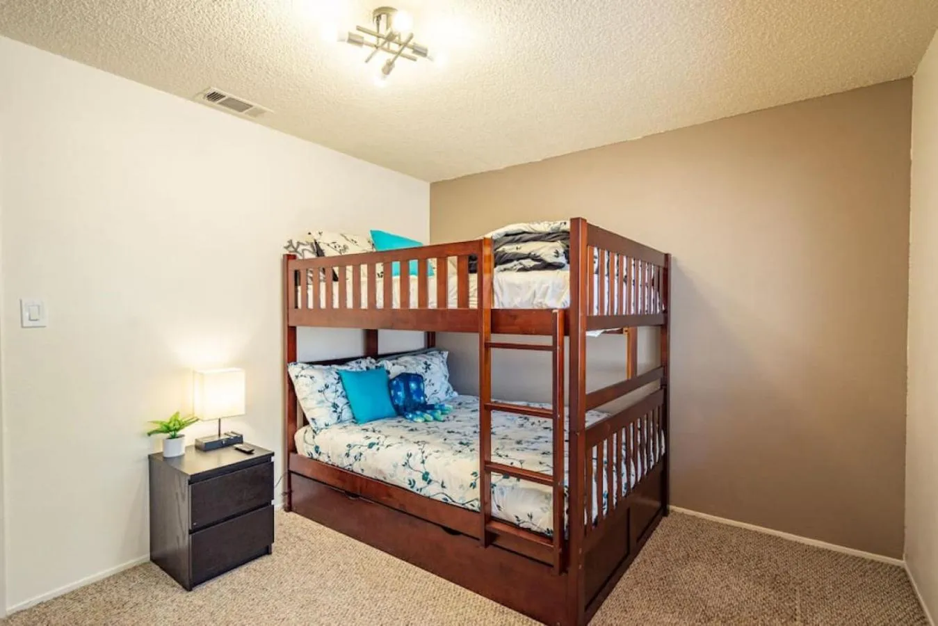 Bed in Cherry Cottage 15 min from Yosemite South Entrance