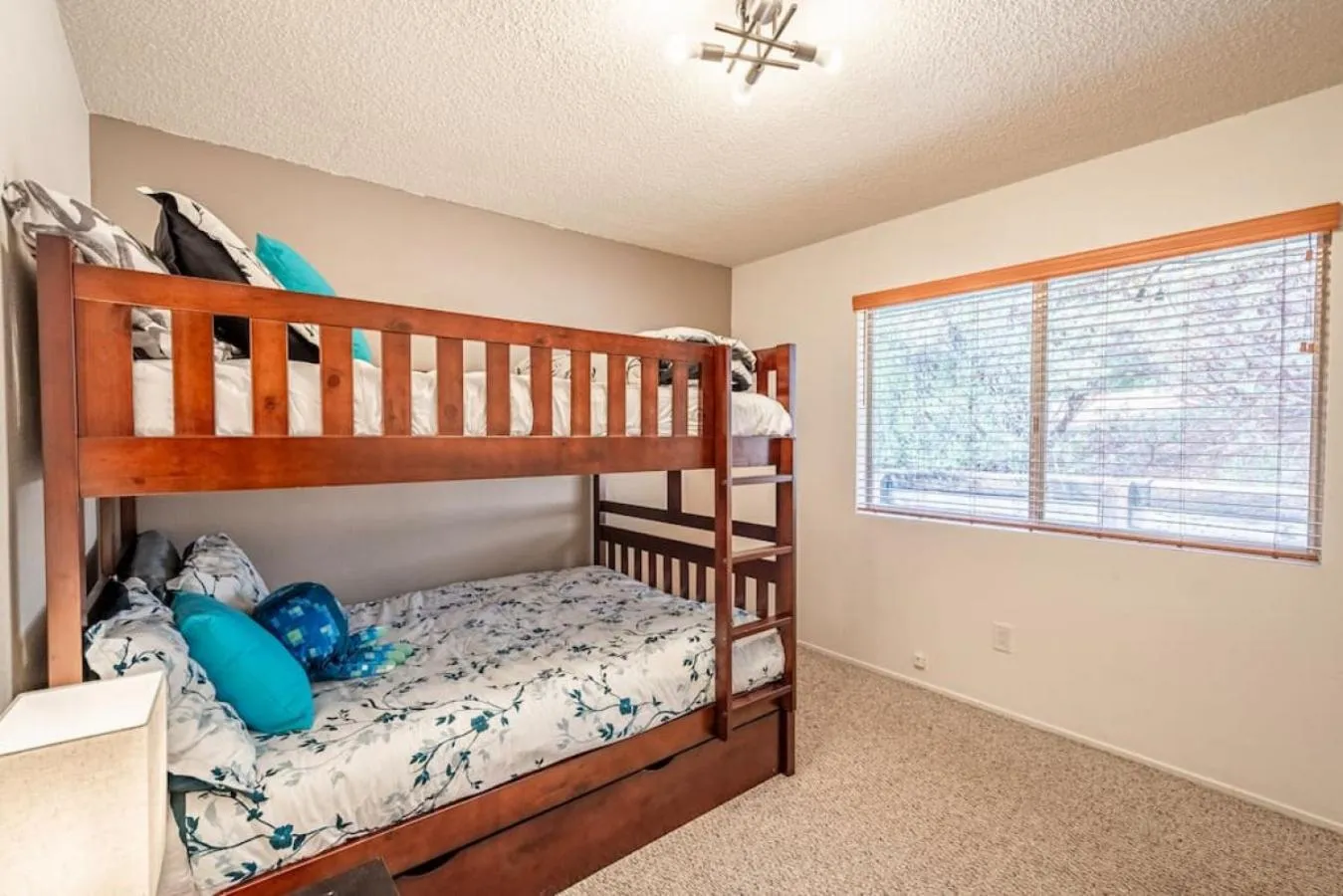 Bed in Cherry Cottage 15 min from Yosemite South Entrance