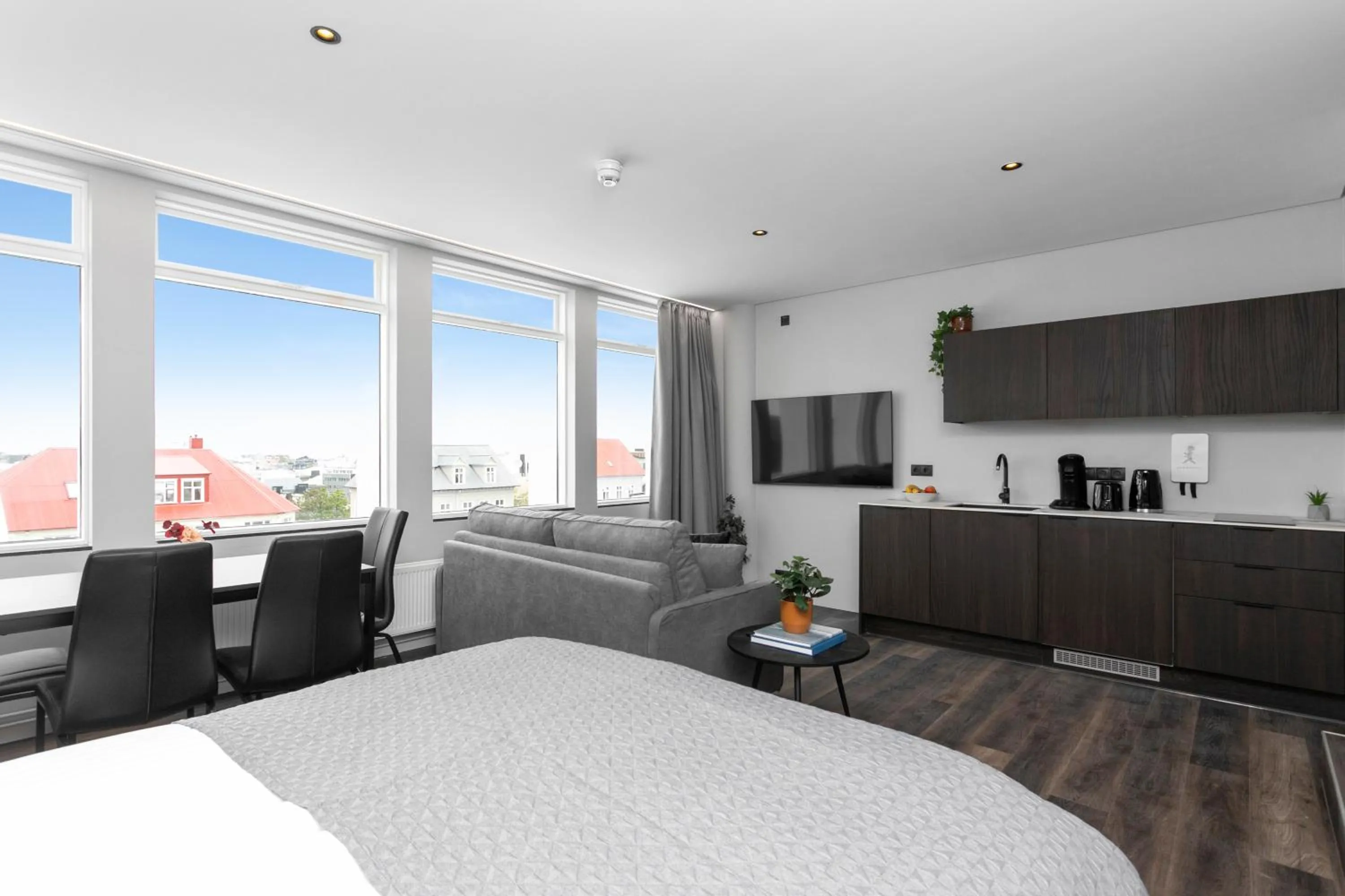 Kitchen or kitchenette, Bed in ALVA Apartments