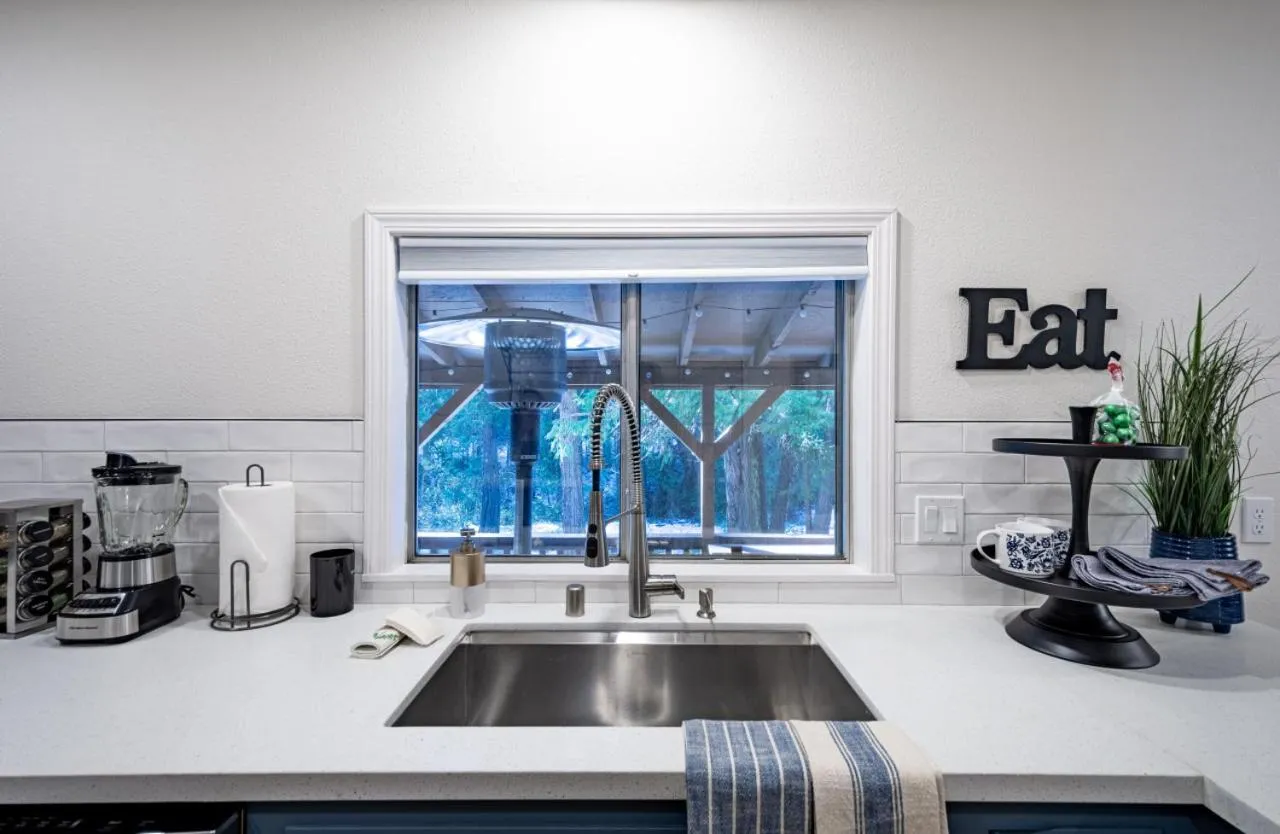 Sugarpine Trailhead Lodge at Lewis Creek Upper Trailhead just 7 miles from Yosemite