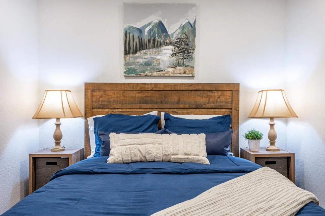 Bed in Sugarpine Trailhead Lodge at Lewis Creek Upper Trailhead just 7 miles from Yosemite