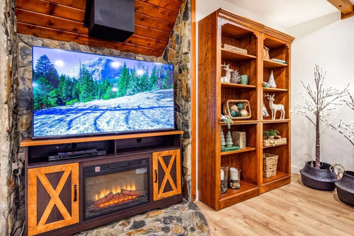 Sugarpine Trailhead Lodge at Lewis Creek Upper Trailhead just 7 miles from Yosemite