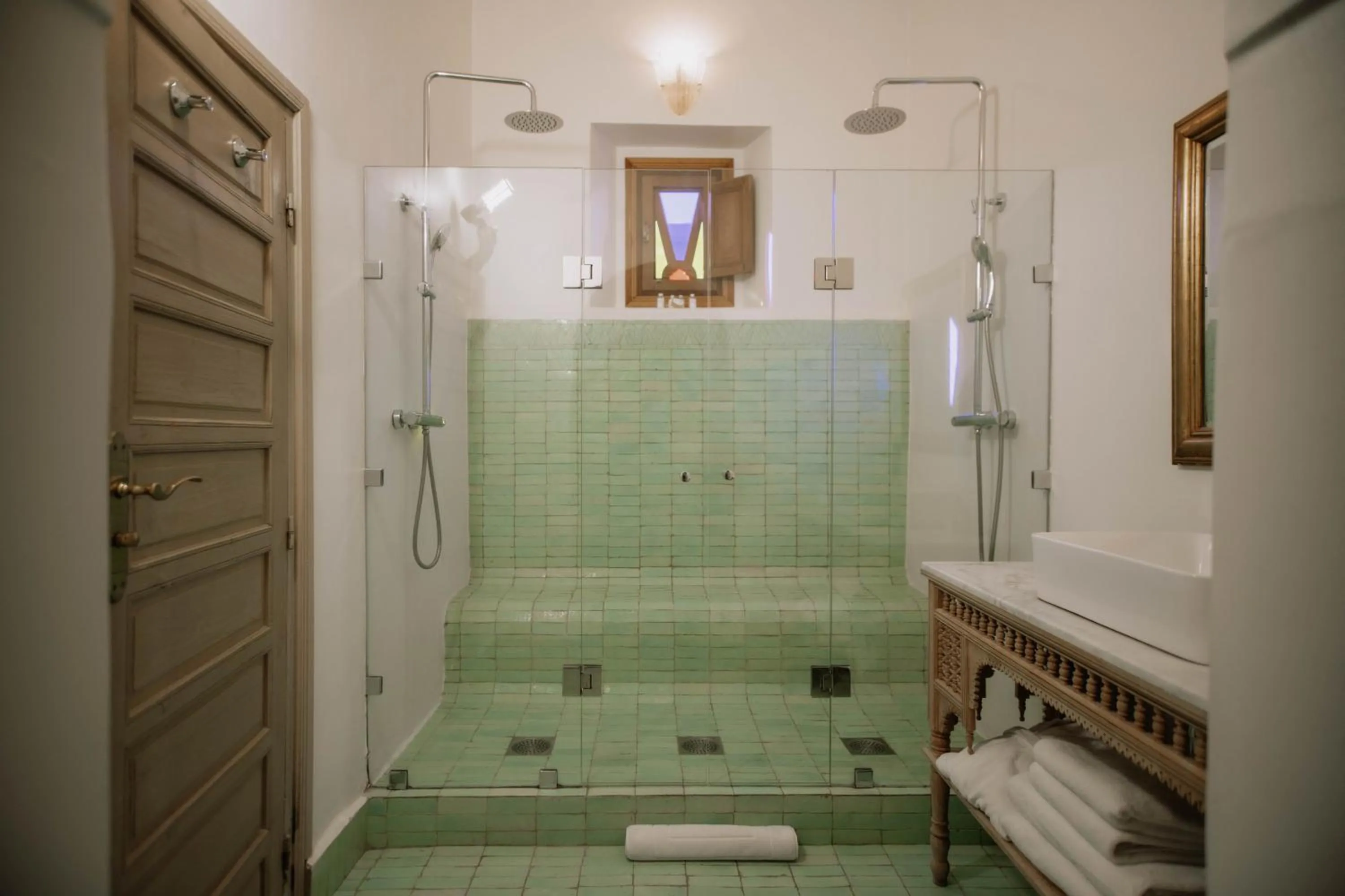 Shower in Les Deux Tours