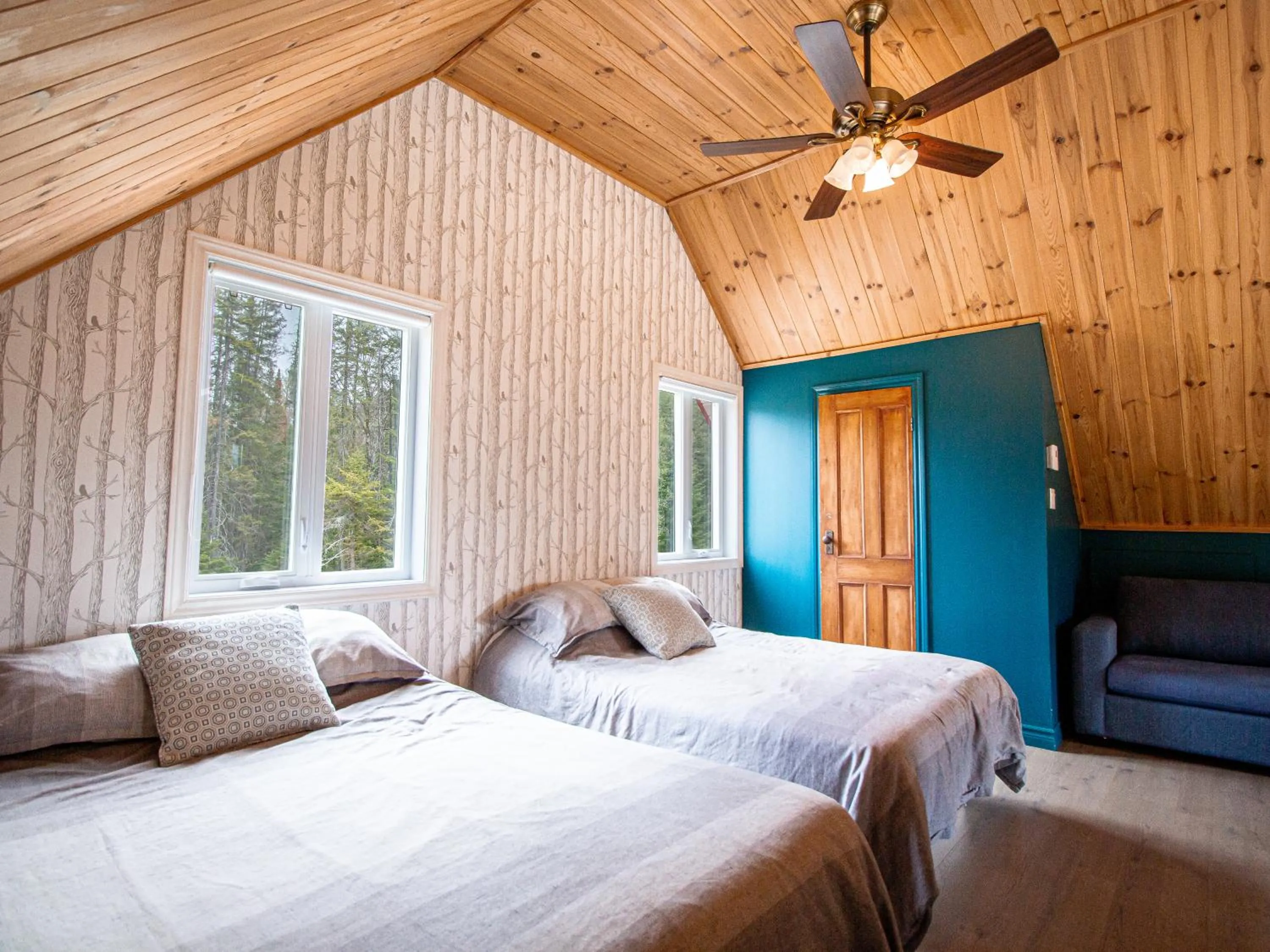 Bedroom, Bed in Les Chalets Tourisma - Chalet avec spa et foyer - Du Cap
