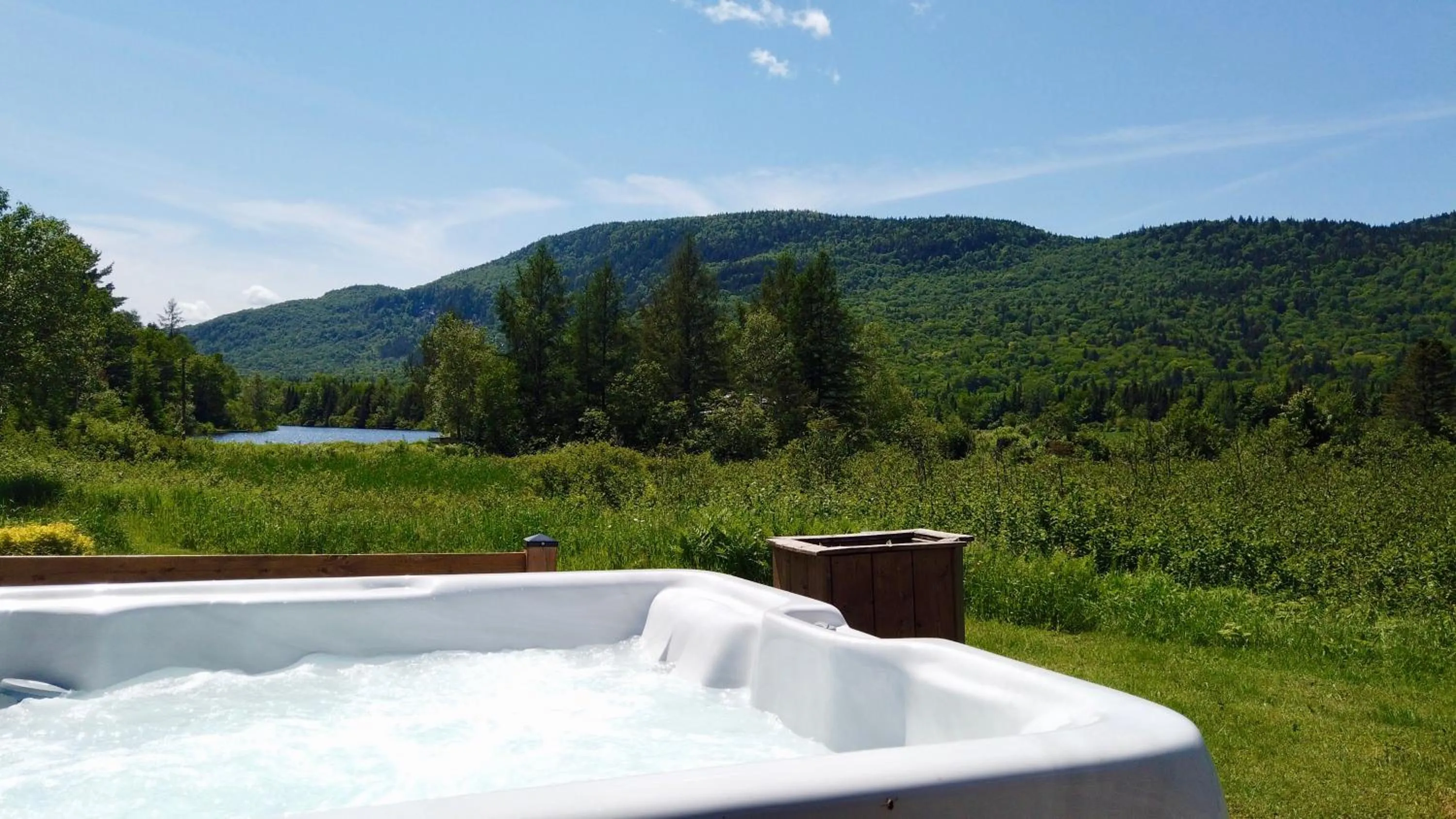 Hot Tub in Les Chalets Tourisma - Chalet avec spa et foyer - Du Cap