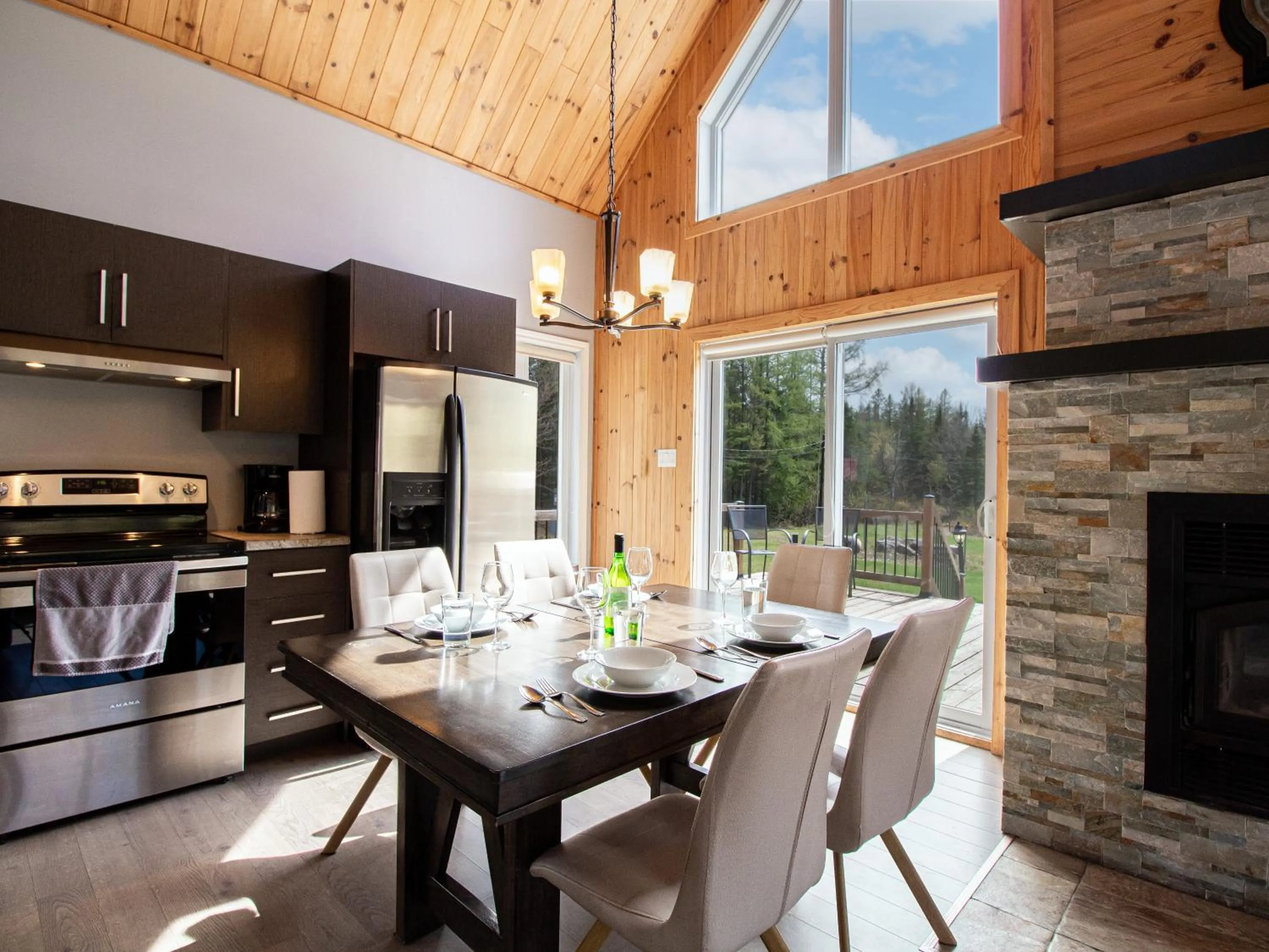 Kitchen or kitchenette in Les Chalets Tourisma - Chalet avec spa et foyer - Du Cap