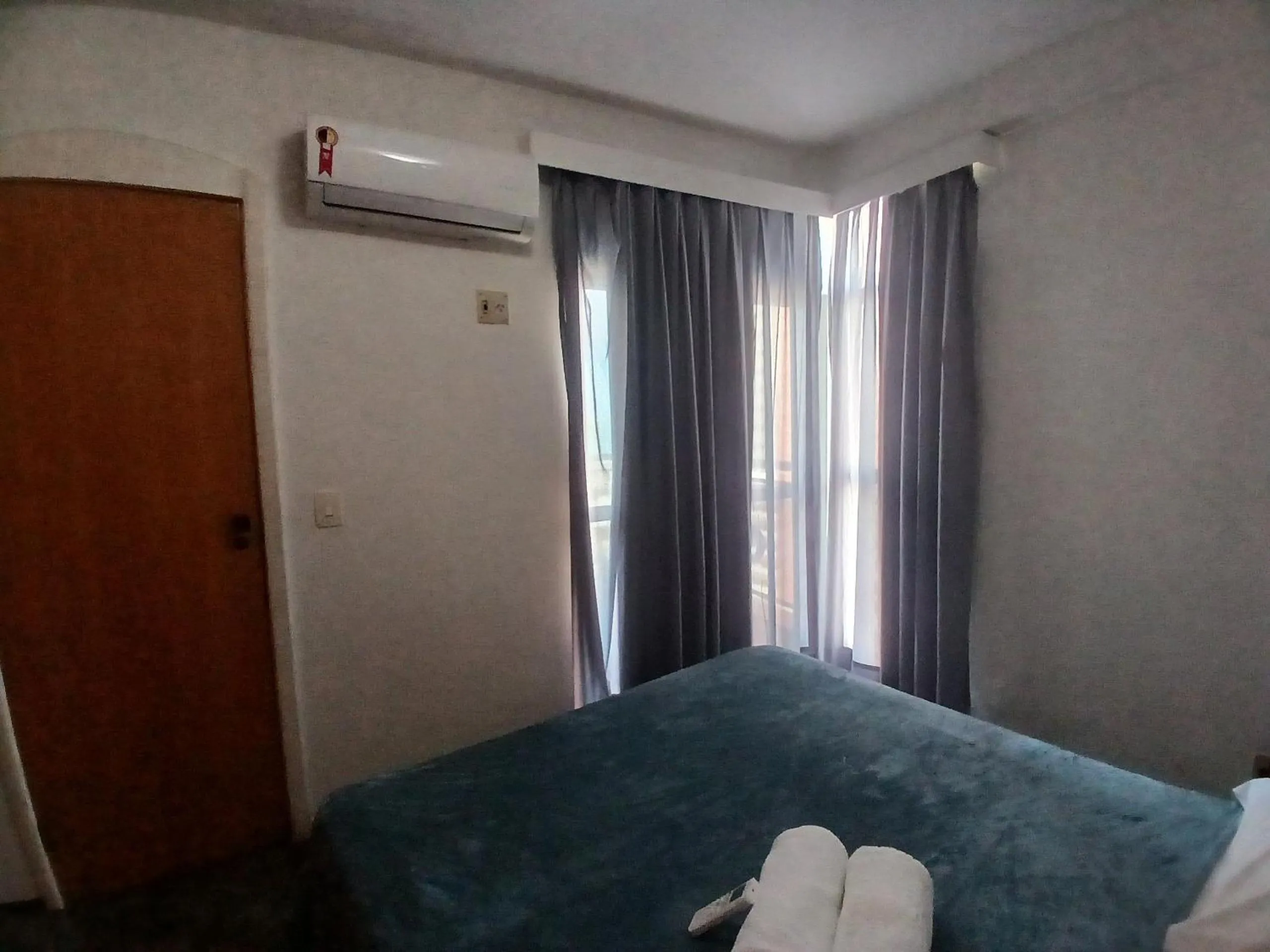 Bedroom, Bed in Flat Brasil Tropical Meireles by Escala