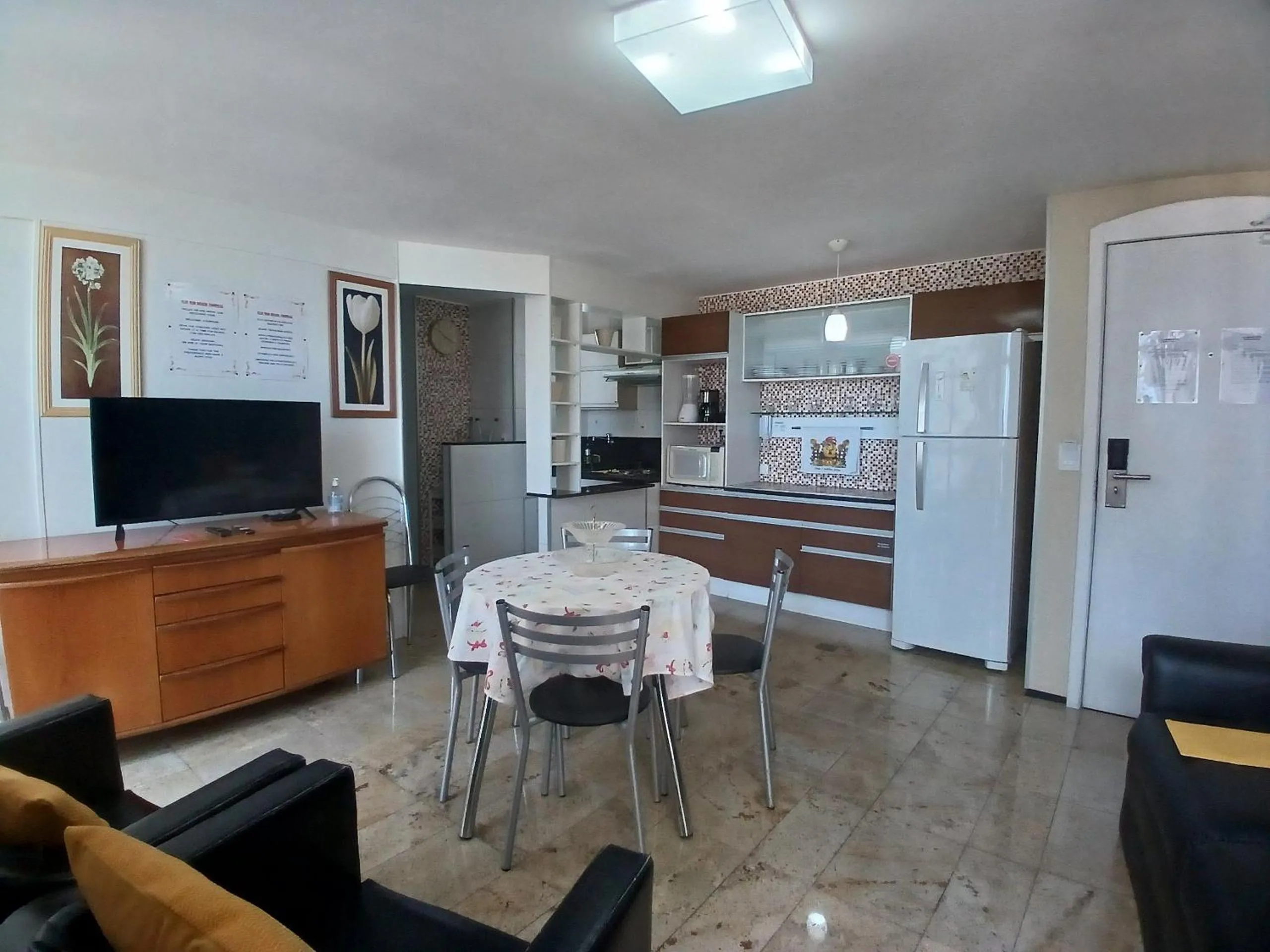 Living room in Flat Brasil Tropical Meireles by Escala