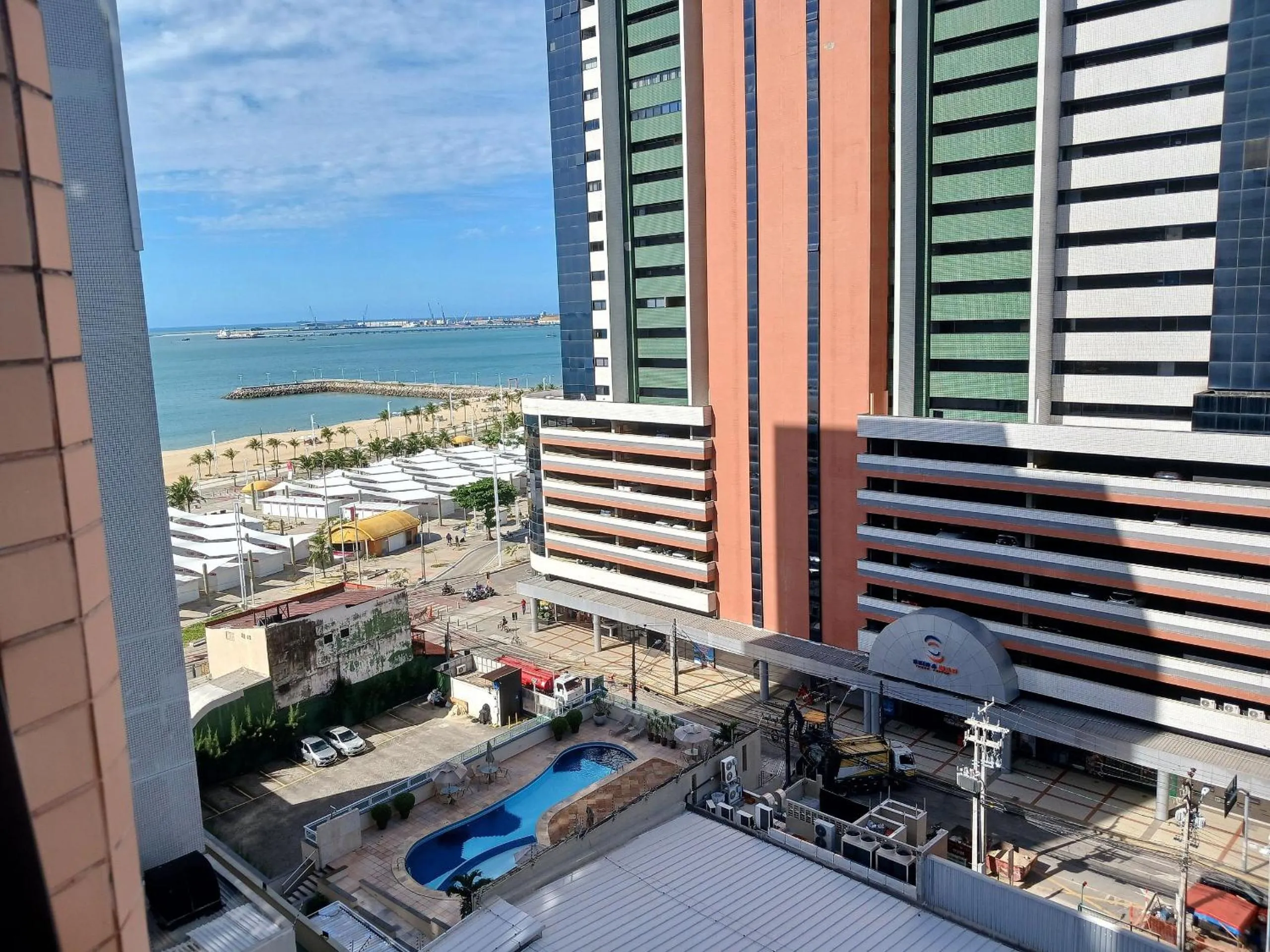 Balcony/Terrace in Flat Brasil Tropical Meireles by Escala