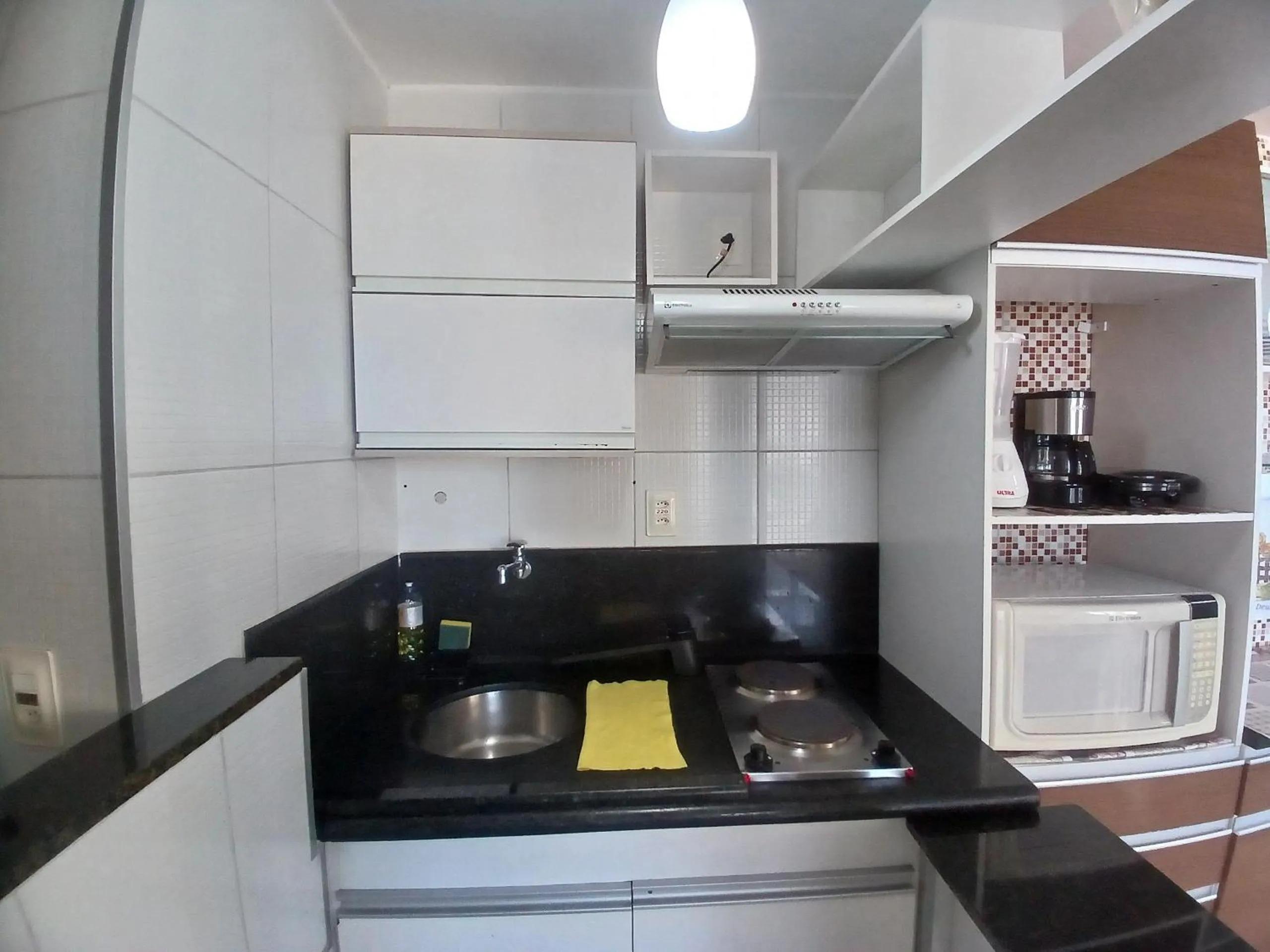 Kitchen or kitchenette in Flat Brasil Tropical Meireles by Escala