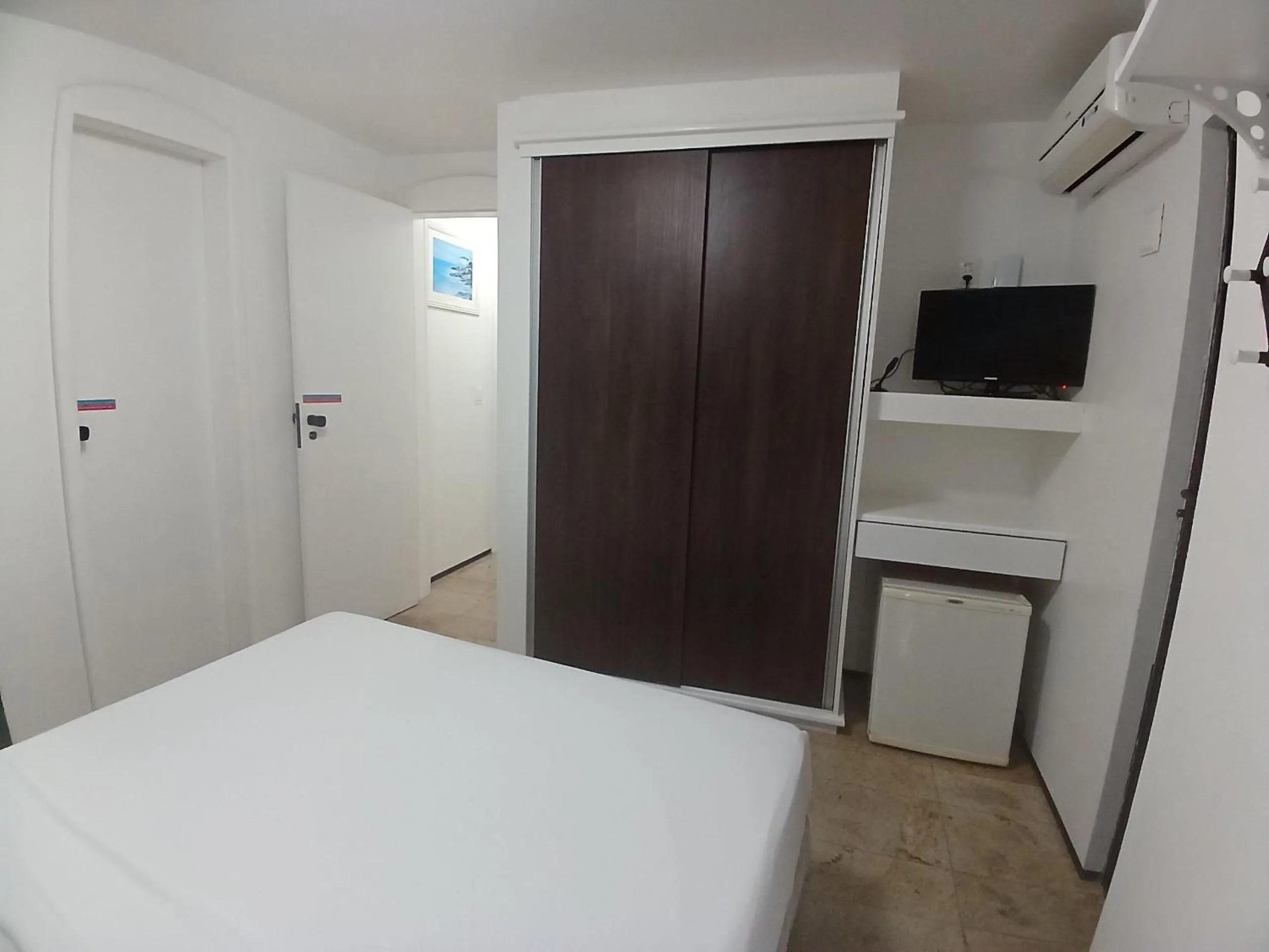 Bedroom, Bed in Flat Brasil Tropical Meireles by Escala