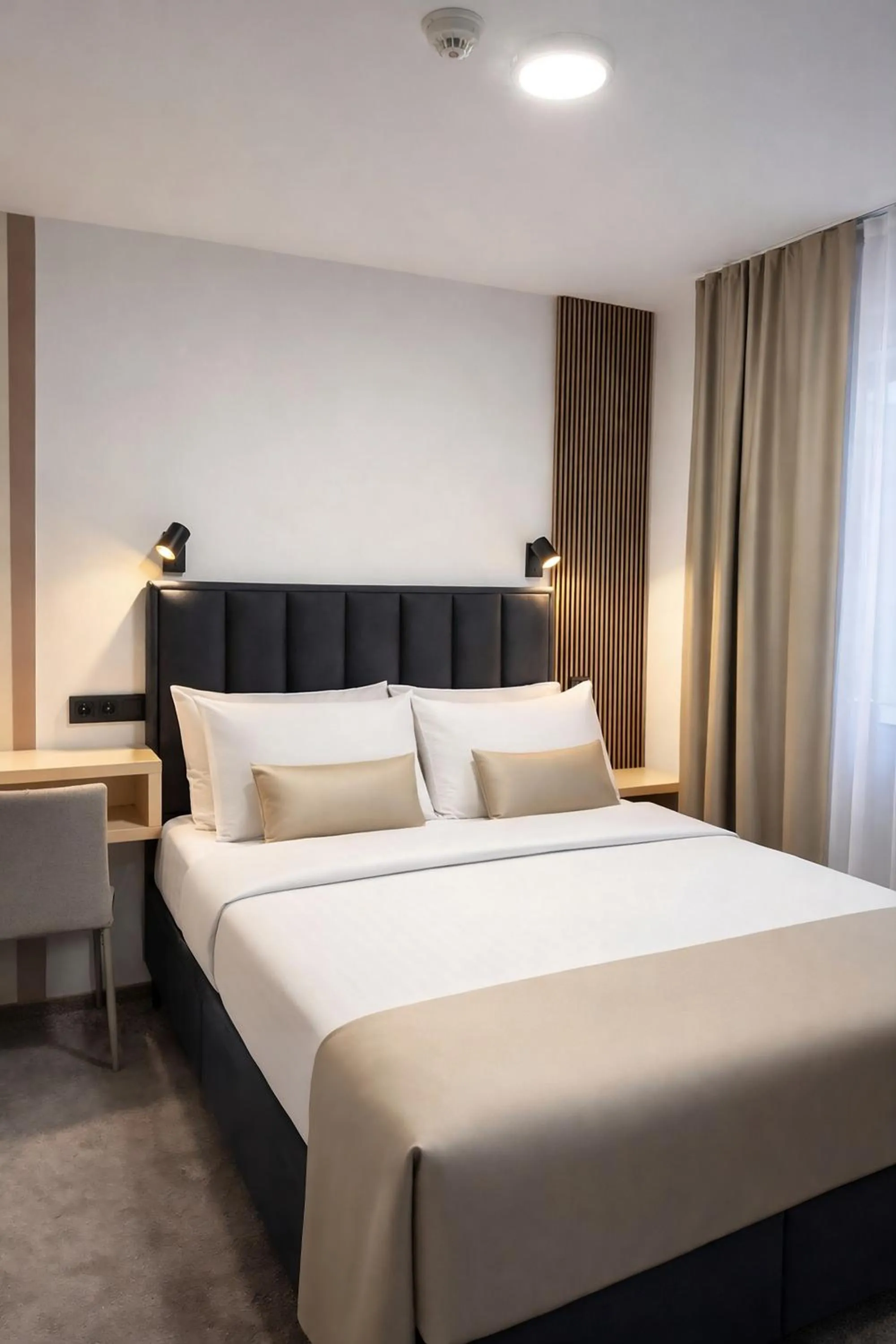 Bed in Hotel Villa Harmony - Free Parking