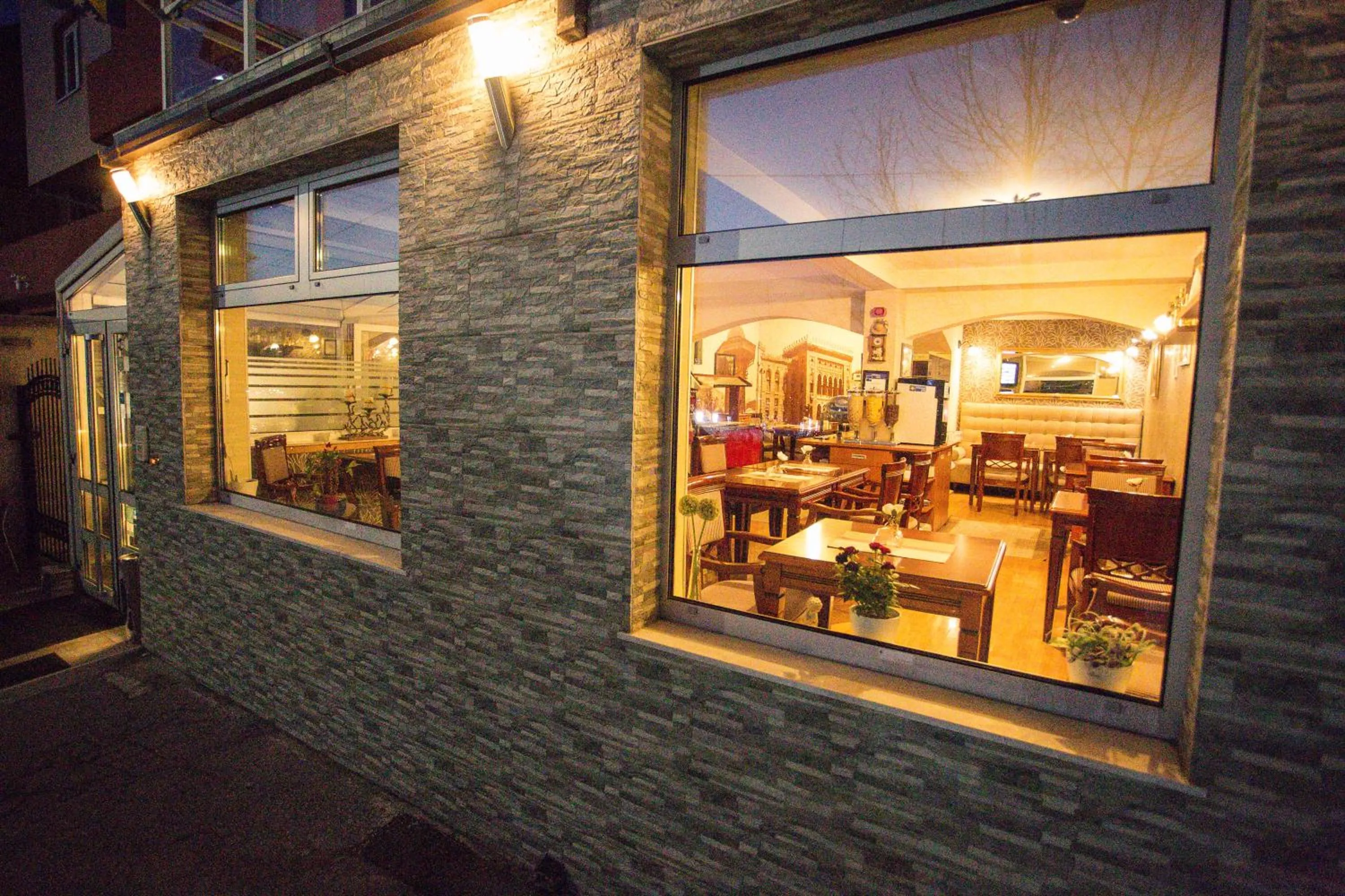 Facade/entrance in Hotel Villa Harmony - Free Parking