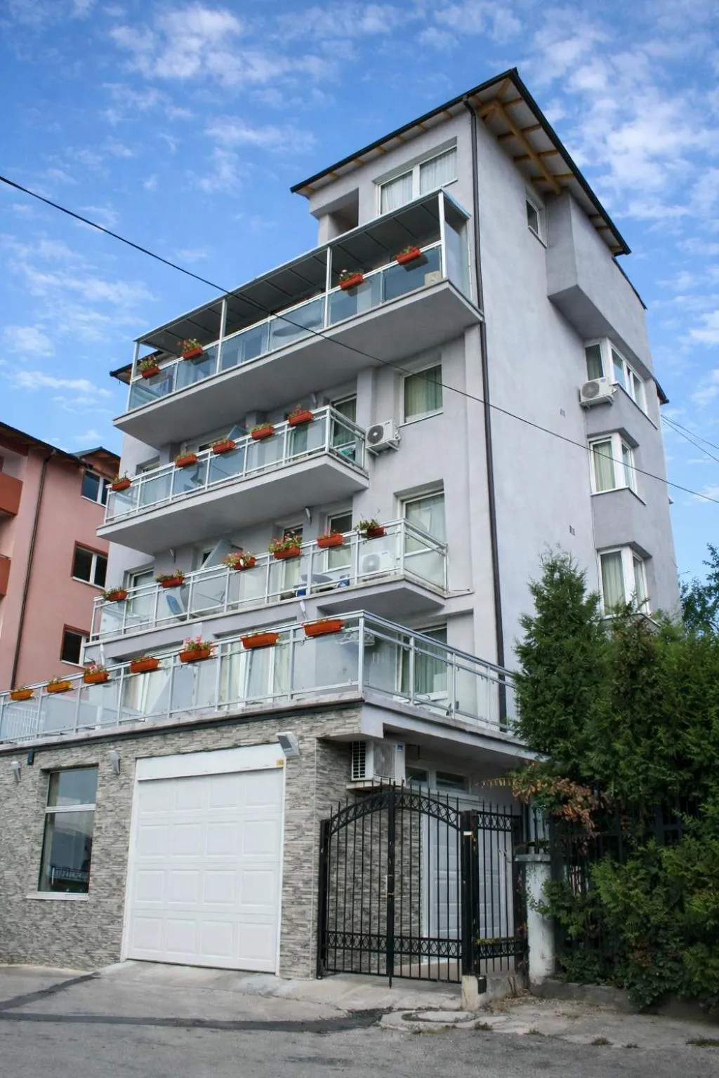 Property building in Hotel Villa Harmony - Free Parking