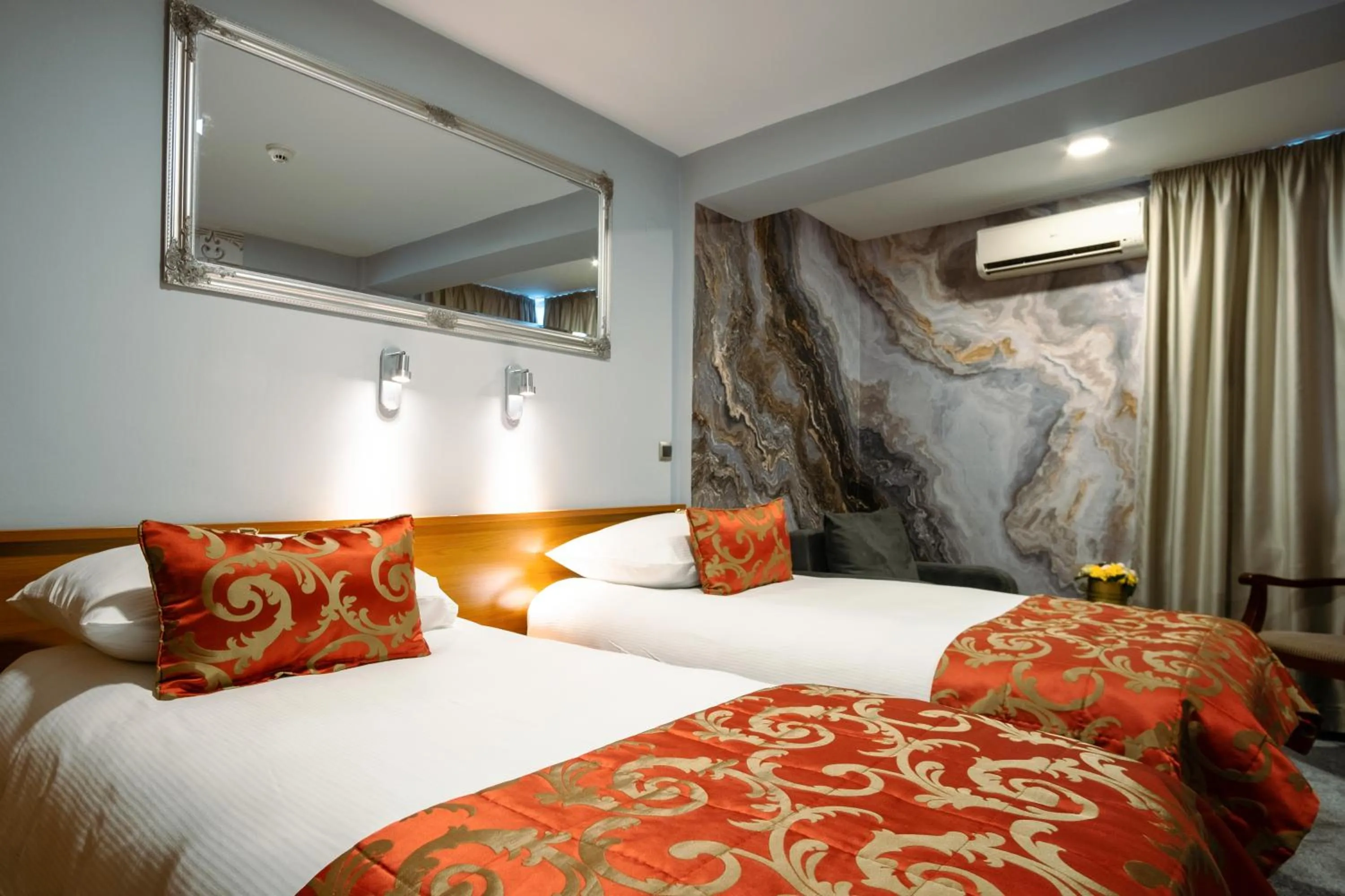 Bed in Hotel Villa Harmony - Free Parking