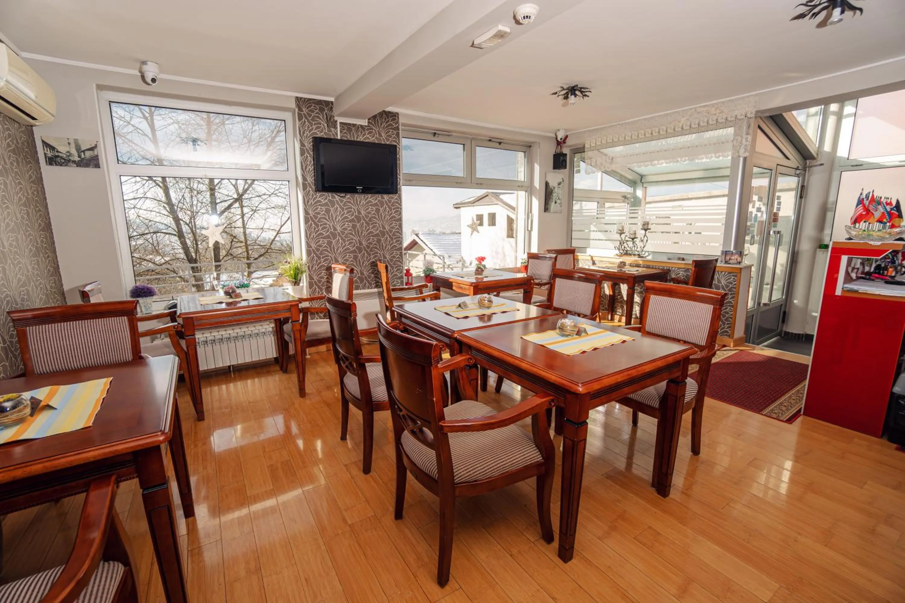 Restaurant/places to eat in Hotel Villa Harmony - Free Parking