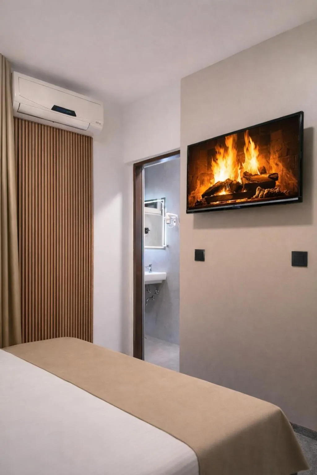 TV and multimedia, Bed in Hotel Villa Harmony - Free Parking