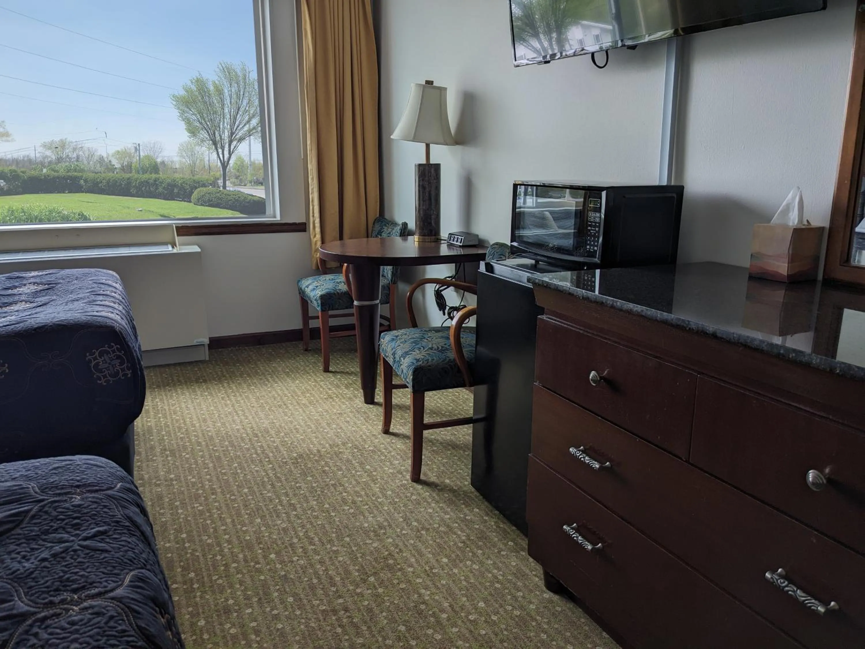 TV and multimedia in South Side Inn - Burlington