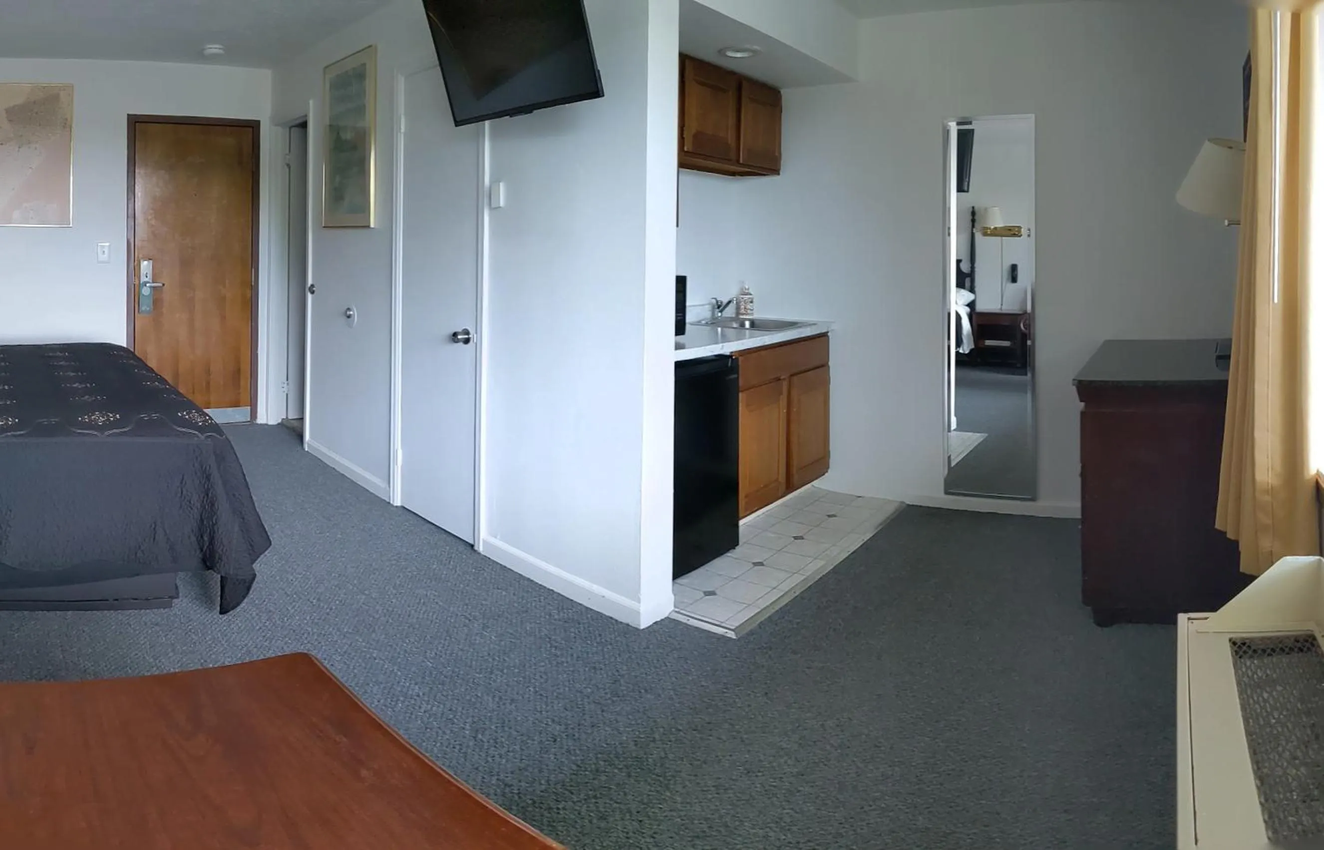 TV and multimedia in South Side Inn - Burlington