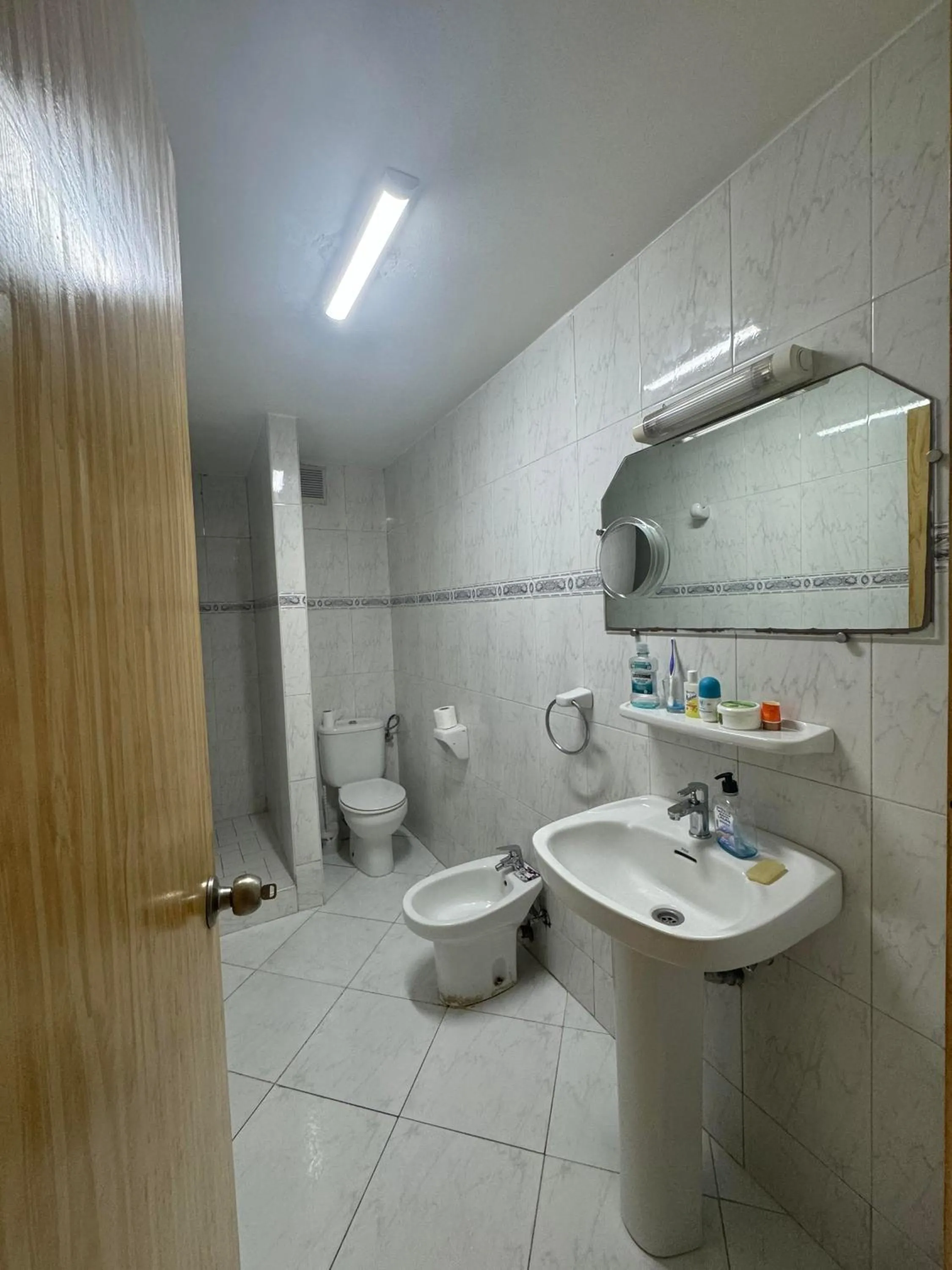 Toilet in Hôtel Résidence Louban